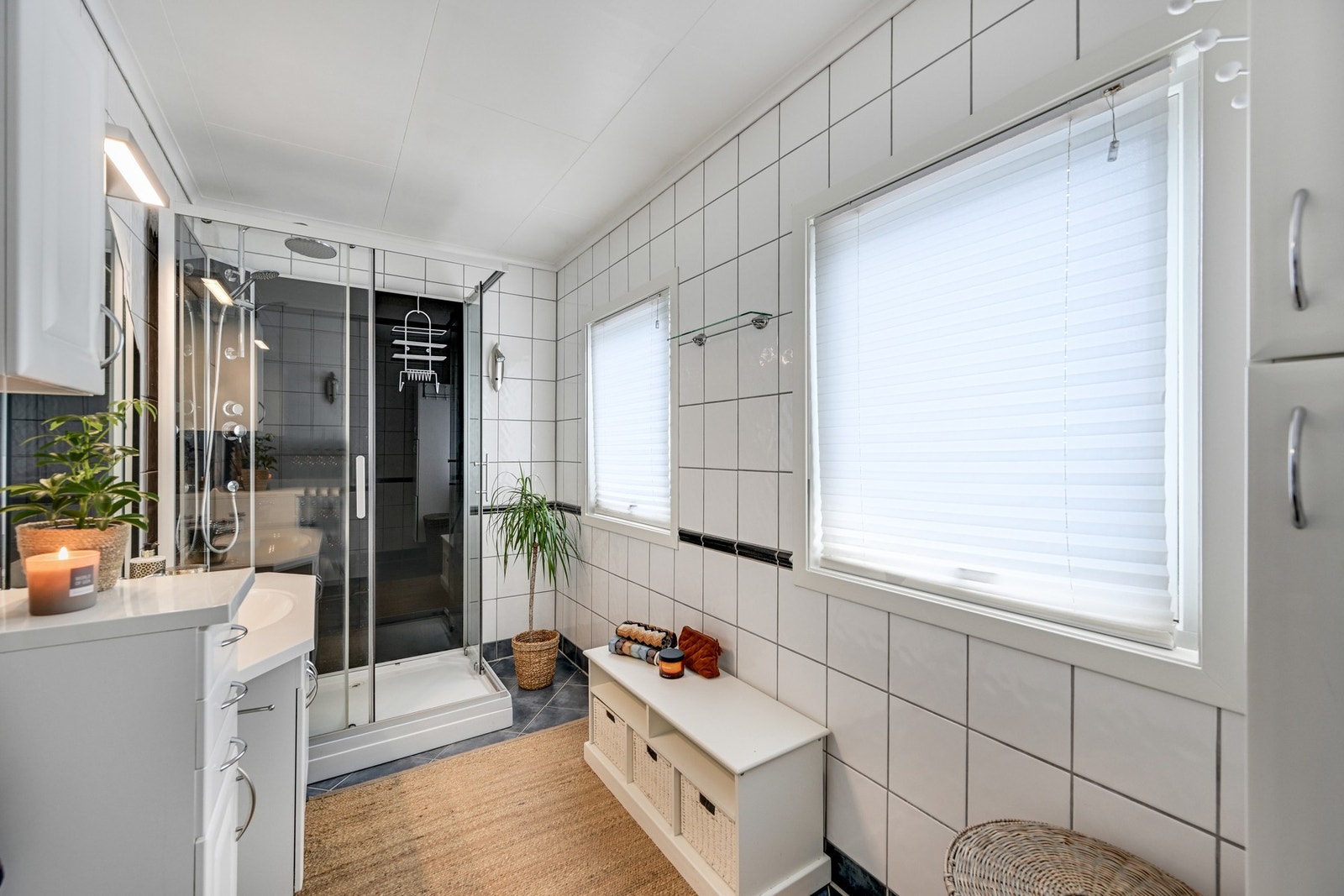 Flislagt bad i 1. etasje med dusjkabinett og servant Galleribilde