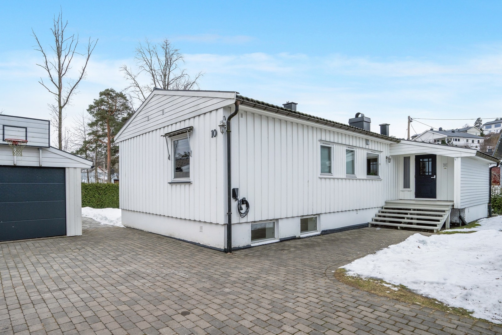 God plass i gårdsplassen til flere biler og en frittstående garasje Galleribilde