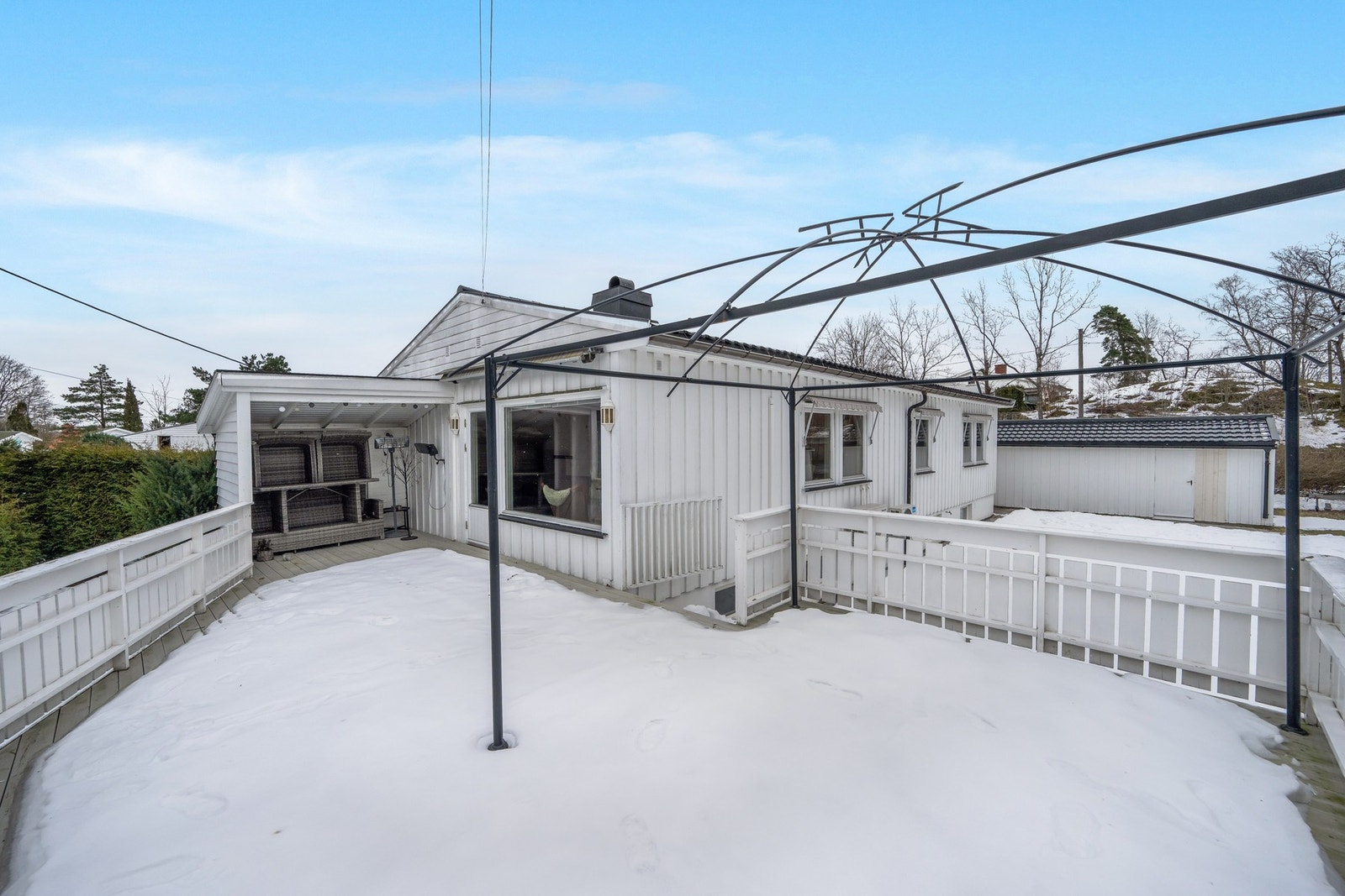 Her er det mye plass, markise og et lite overbygg Galleribilde