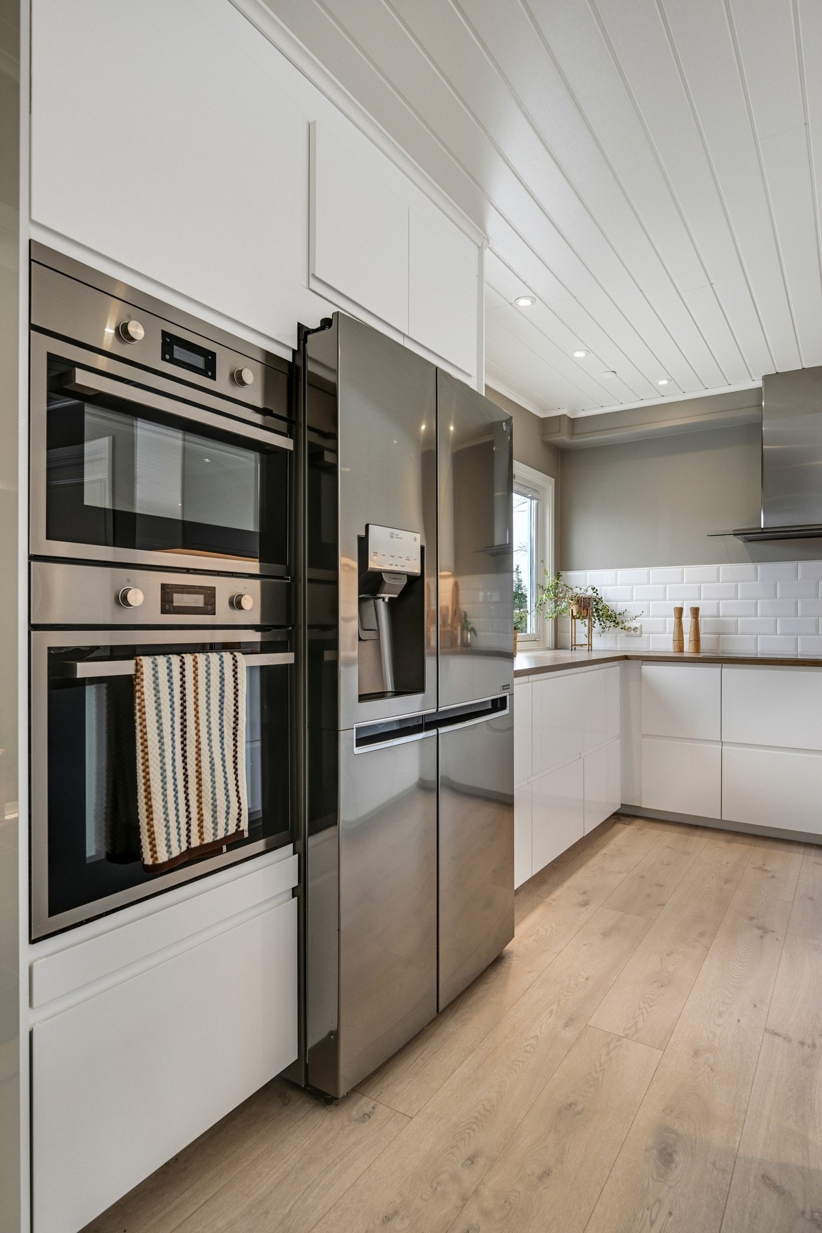 Flere integrerte hvitevarer og nisje for kjøl/frys Galleribilde