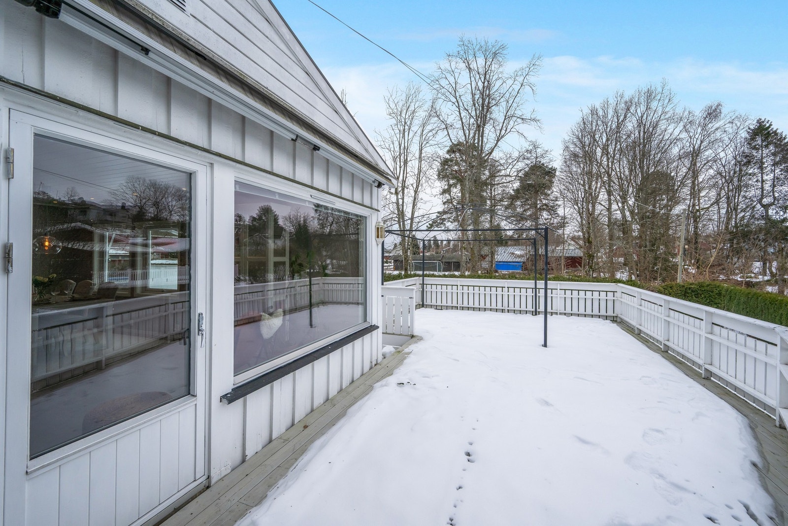 Fra stuen er det utgang til en solrik veranda Galleribilde