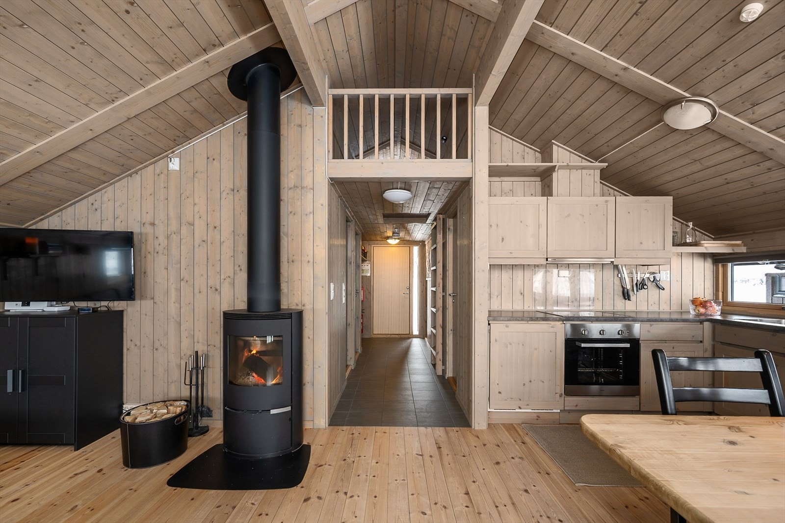 Fin kontakt mellom kjøkken/spiseplass og stue. Arealet er meget godt utnyttet. Galleribilde