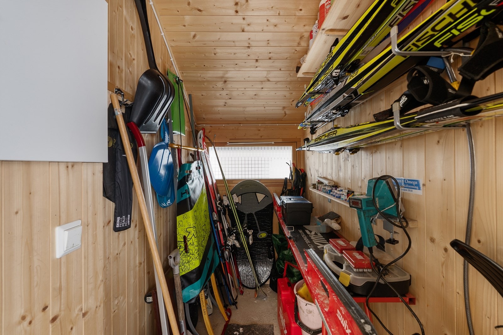 Innvendig bod med gode oppbevaringsløsninger for ski og annet utstyr. Galleribilde
