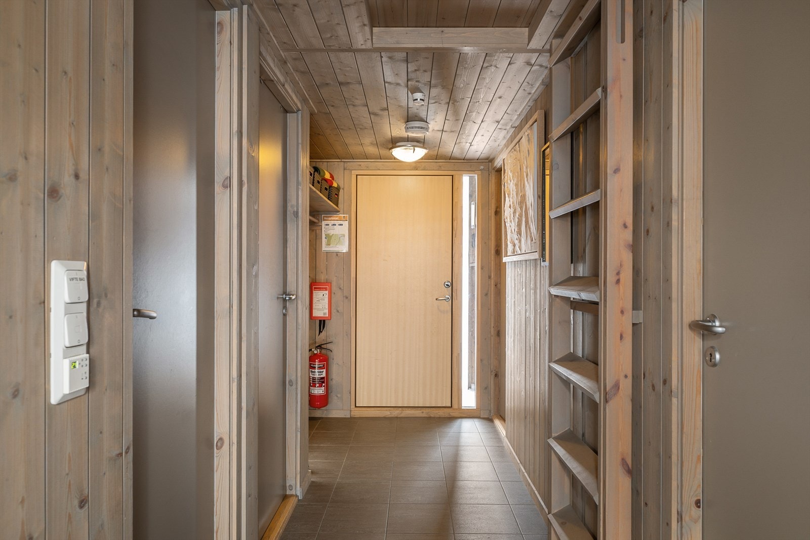 Praktisk entre med flislagt gulv og plass til oppbevaring av yttertøy. Galleribilde