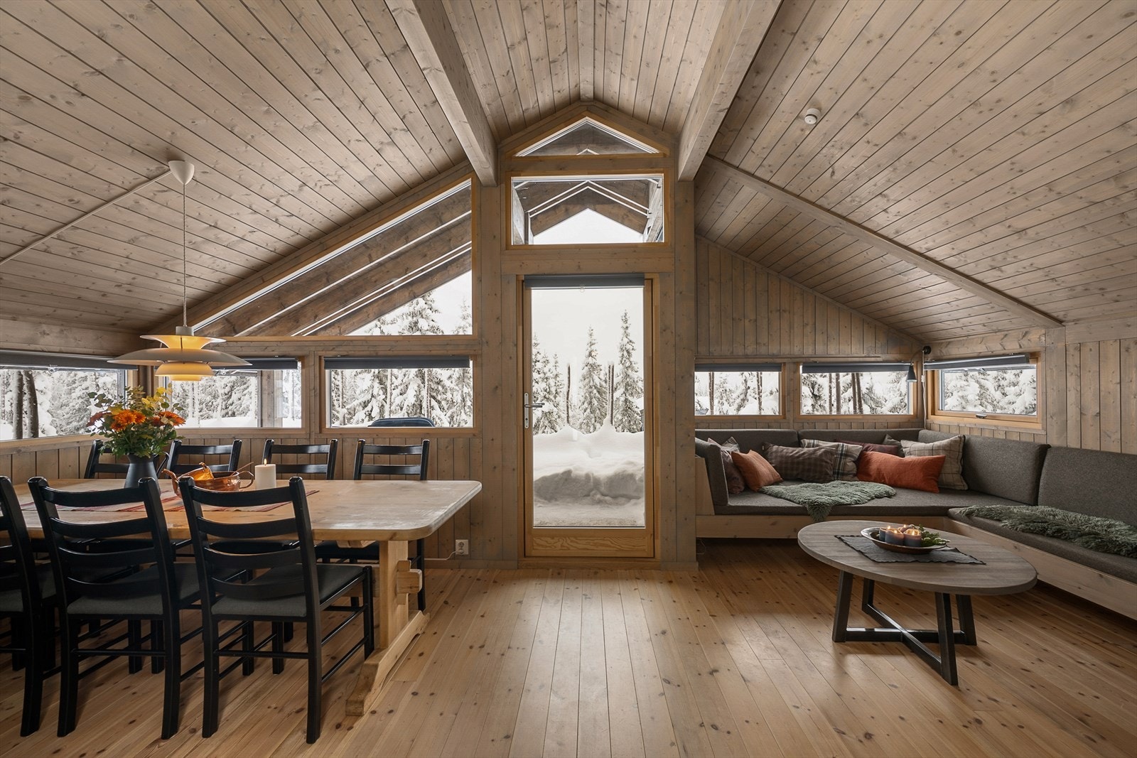 Åpen stue/kjøkken løsning med store vindusflater og god takhøyde gir en luftig romfølelse. Galleribilde