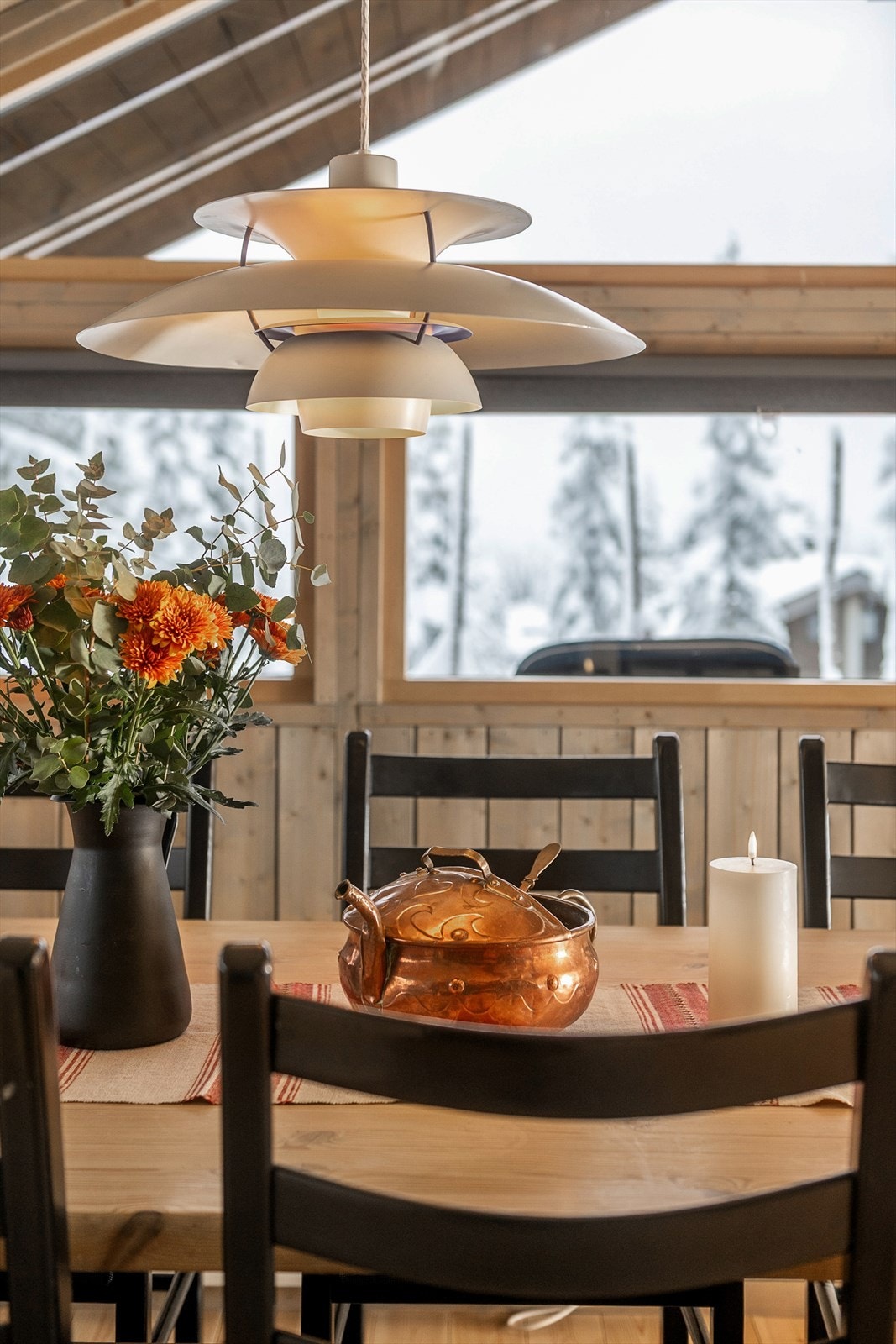 En hyggelig spiseplass - et naturlig samlingspunkt i hytta. Galleribilde