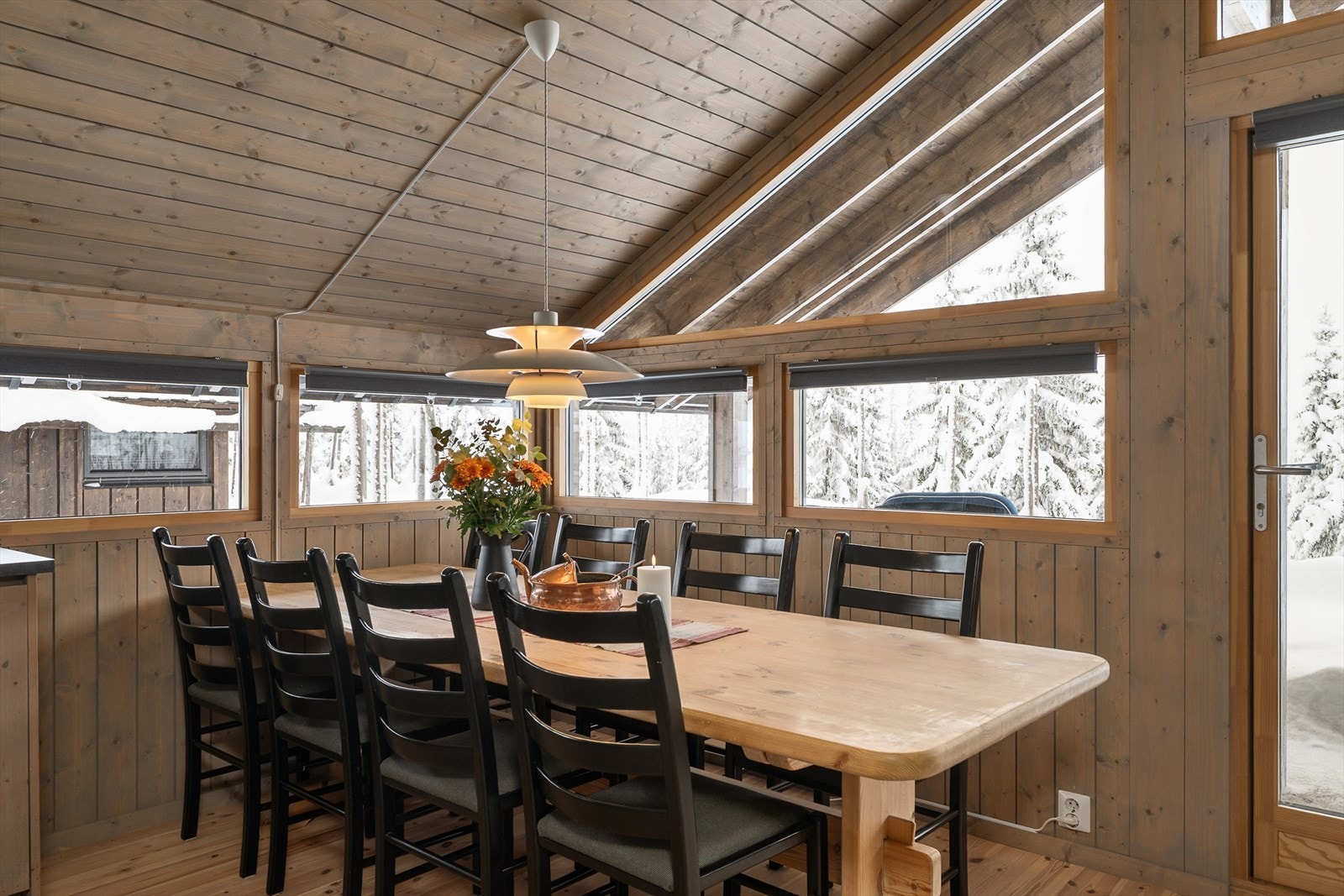 Plass til spisebord for sosiale sammenkomster. Store vindusflater ved spiseplassen gir en lys og trivelig sone. Galleribilde