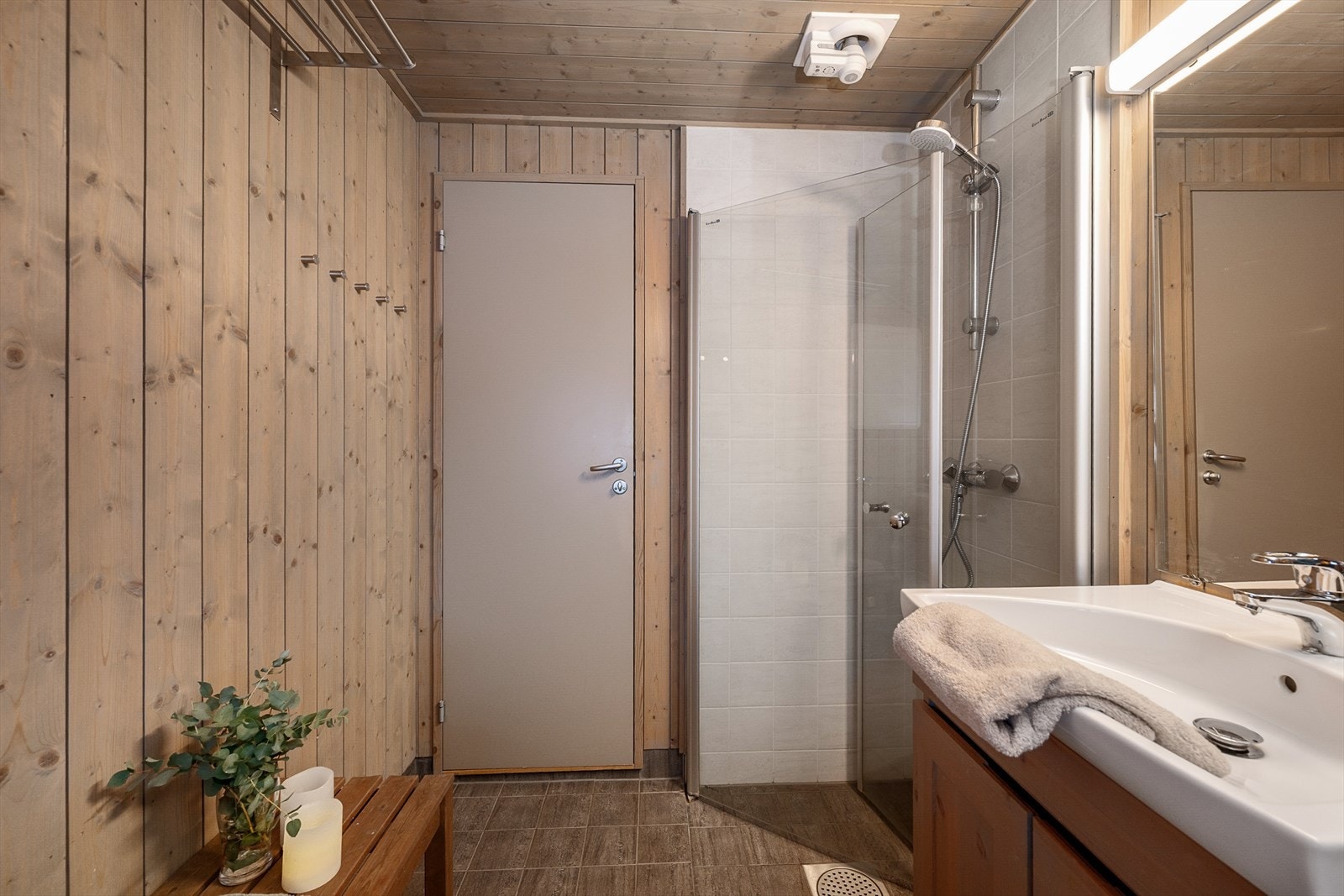 Flislagt dusjhjørne med innfellbare glassdører. Galleribilde