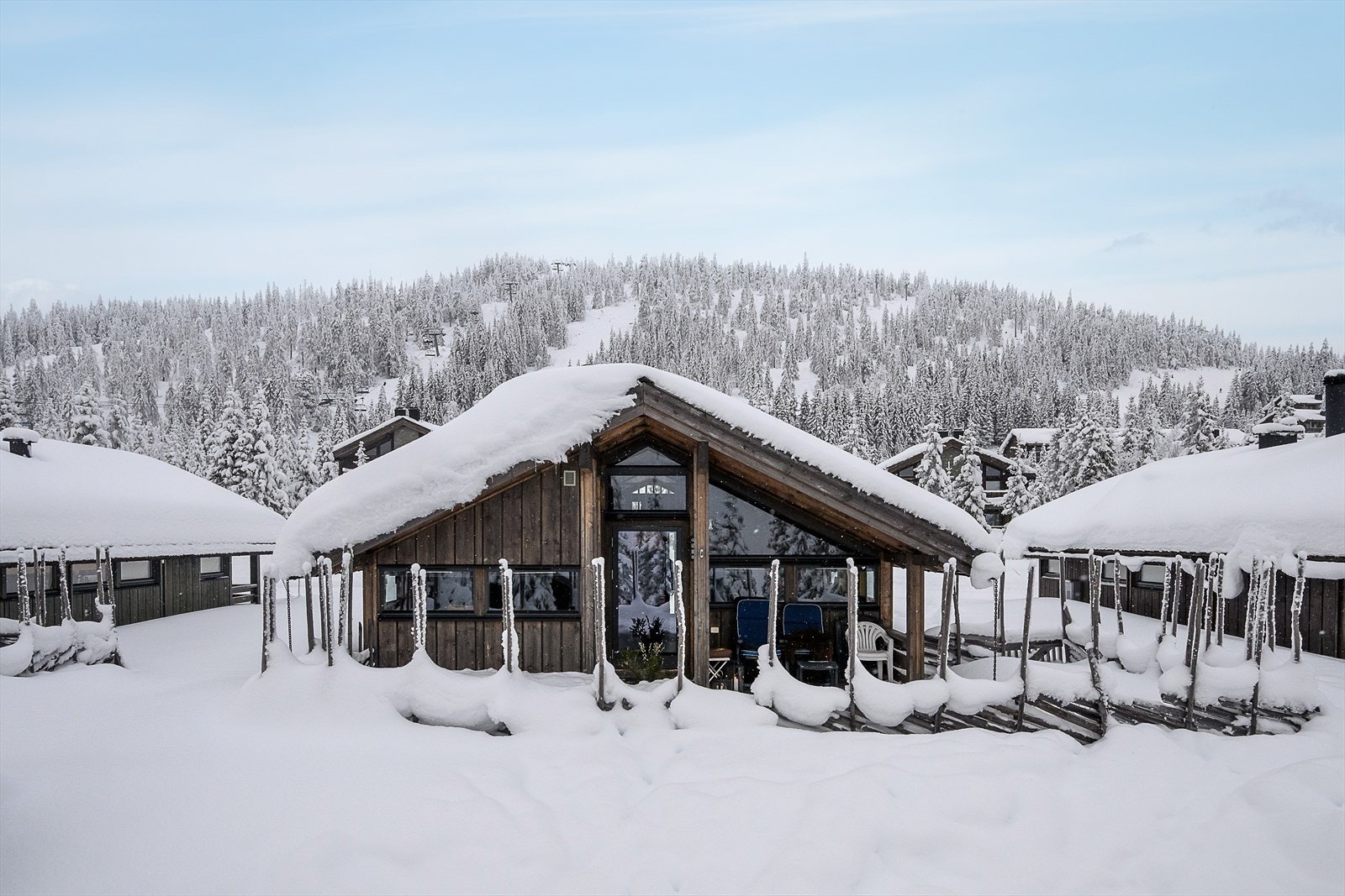 Praktisk og tiltalende hytte med umiddelbar nærhet til skianlegget og langrennsøyper. Galleribilde