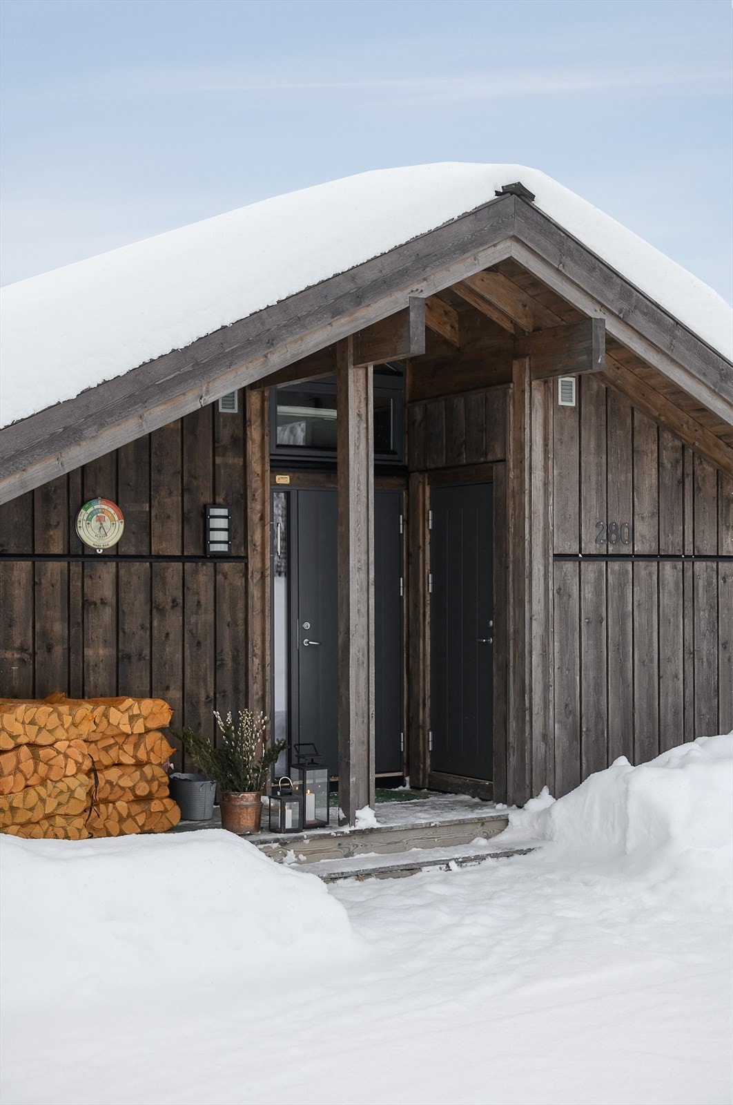 Overbygget inngangsparti med tilgang til både hoveddel og bod. Galleribilde