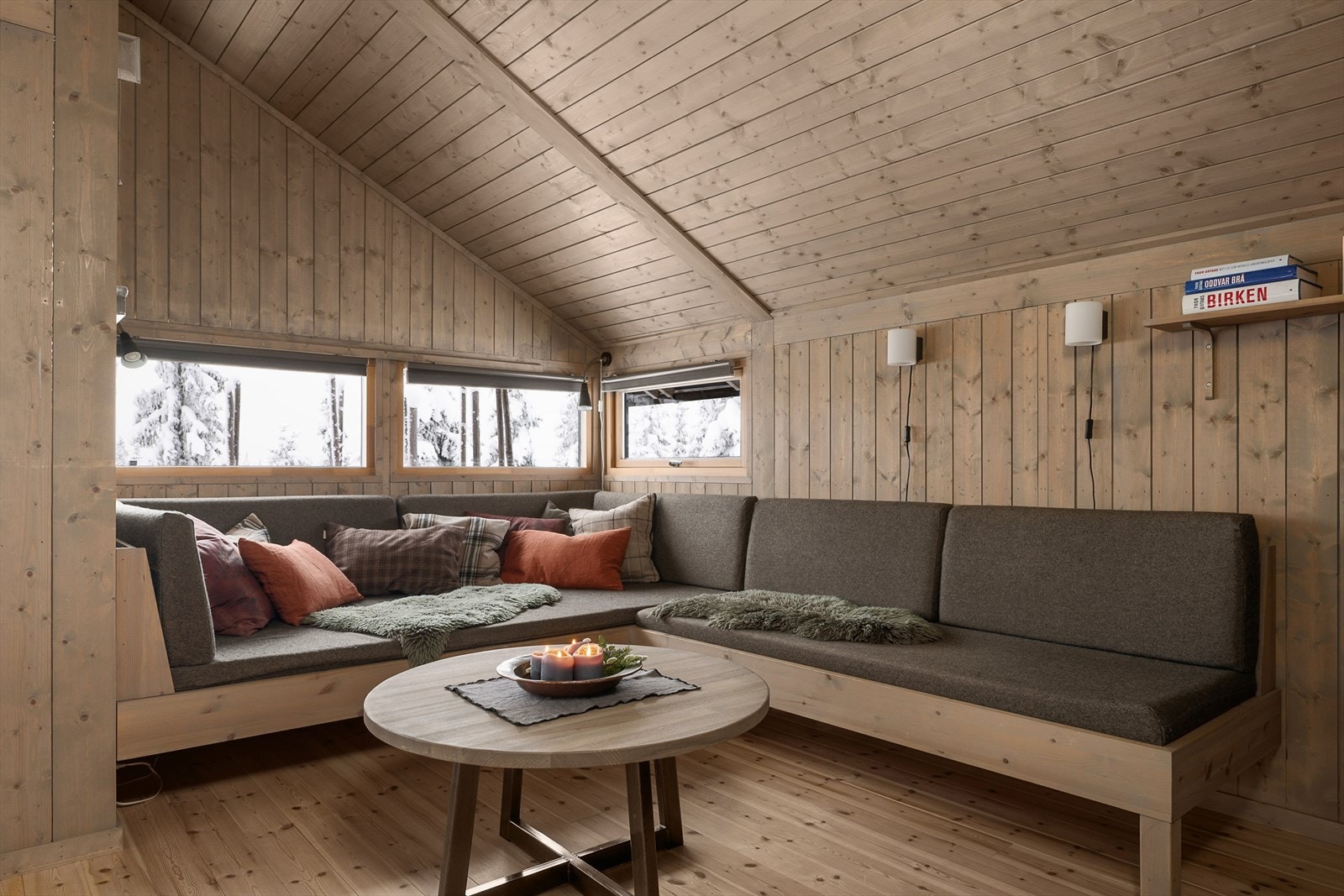 En plassbygget sofa i delikate fargetonger gir rikelig med sitteplasser i stuen. Galleribilde