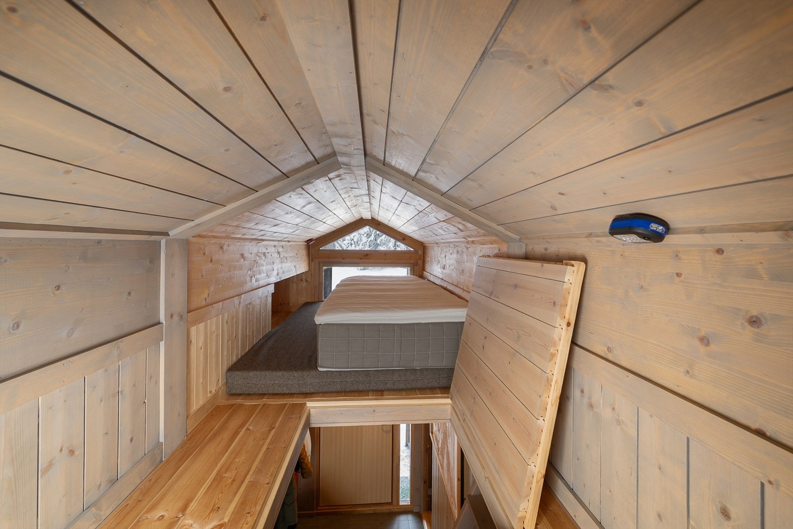 Hemsen gir ekstra plass til for eksempel en seng. Naturlig lysinnslipp gjennom vindu. Galleribilde