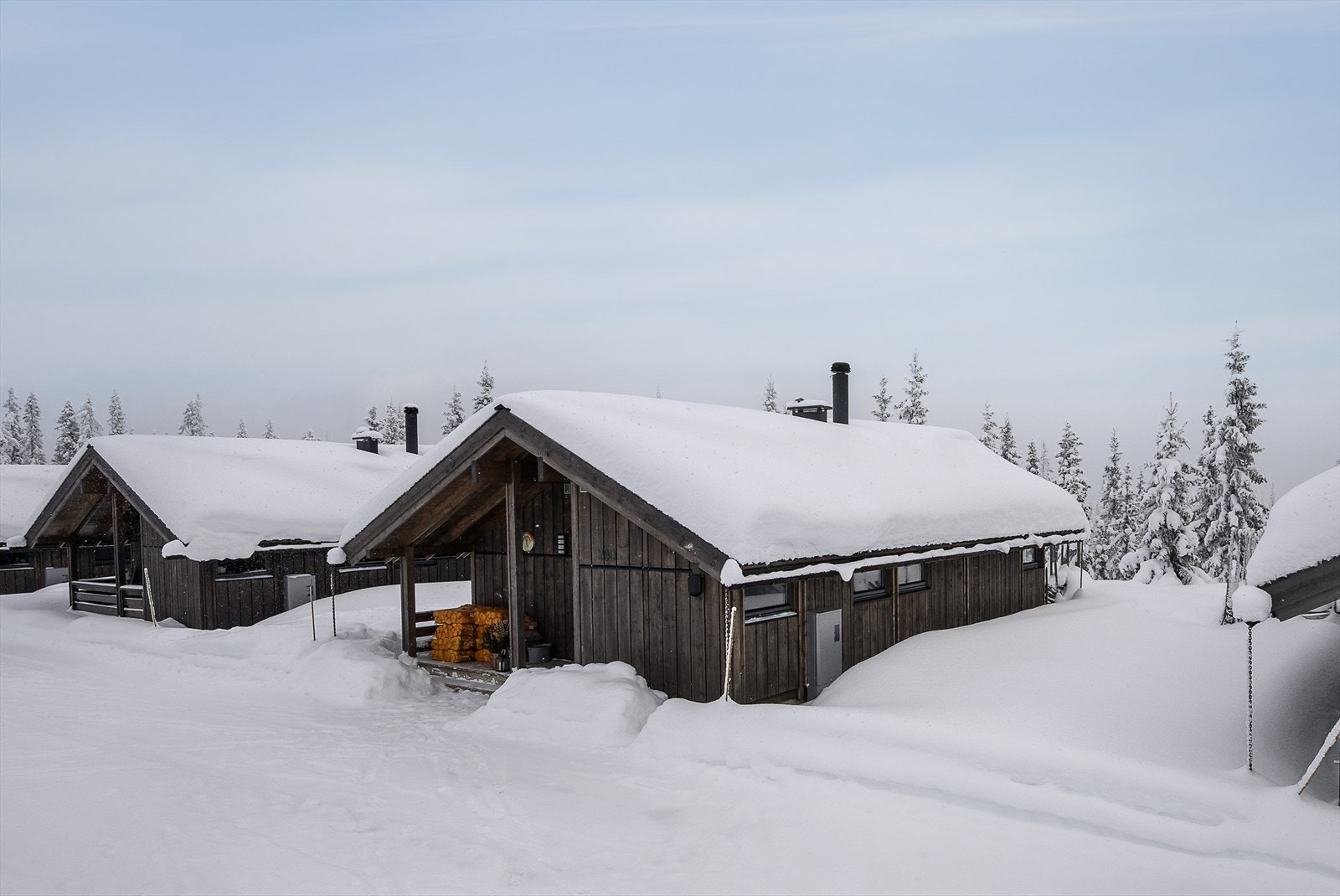 Biloppstilling foran egen hytte. Galleribilde