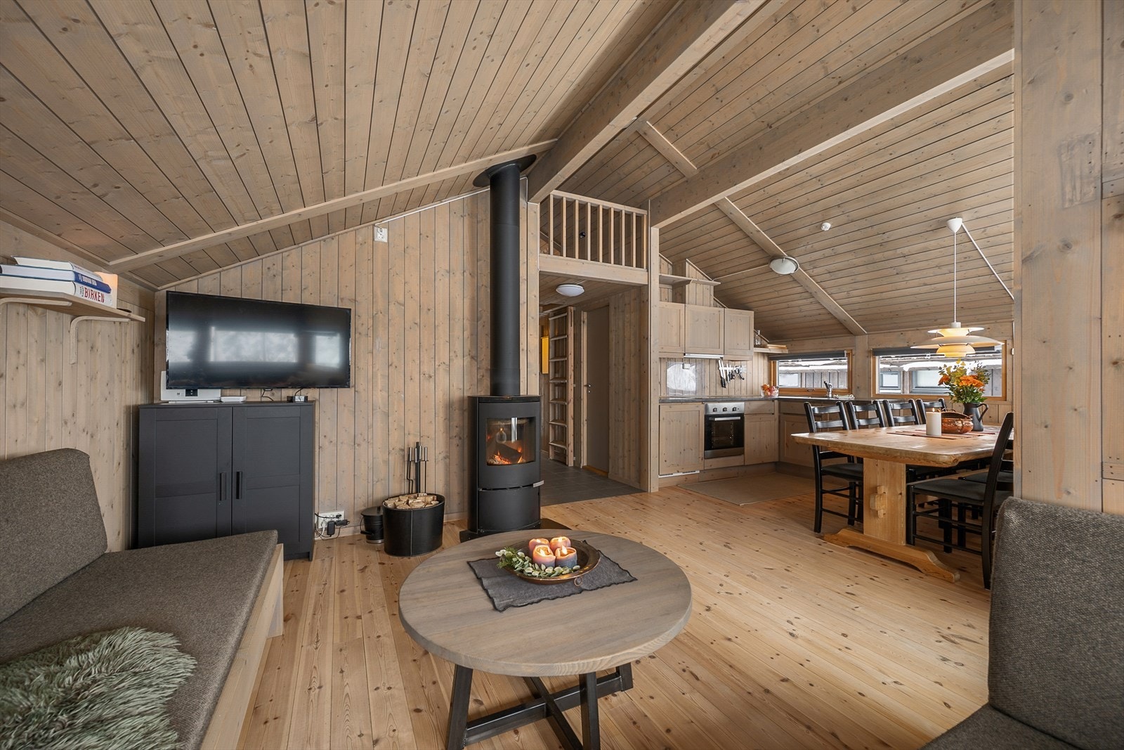 Den åpne løsningen gir hytta et sosialt og hyggelig allrom. Galleribilde