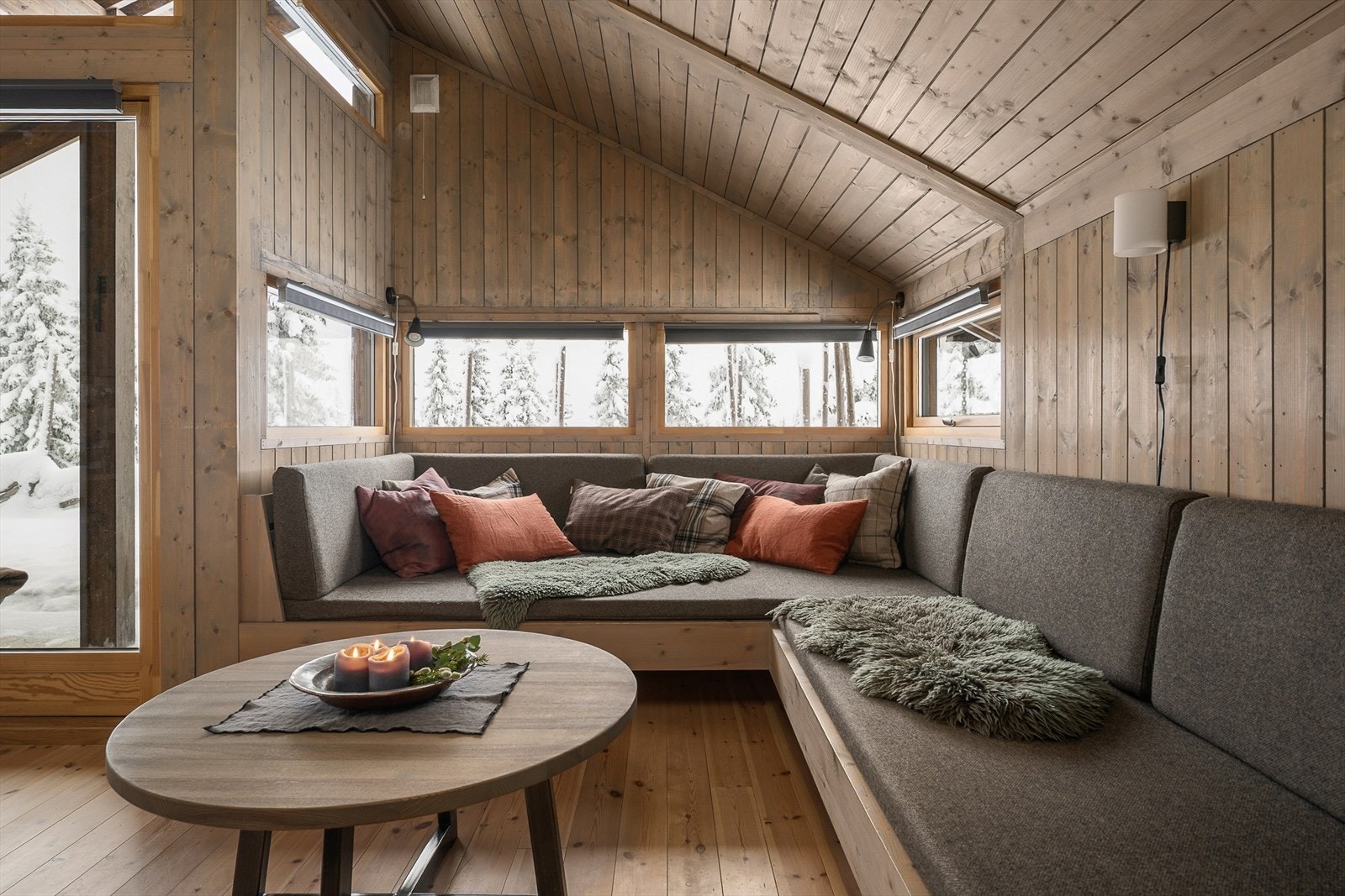 Store vindusflater gir godt med naturlig lys inn i hytta og bidrar til en god romfølelse. Galleribilde