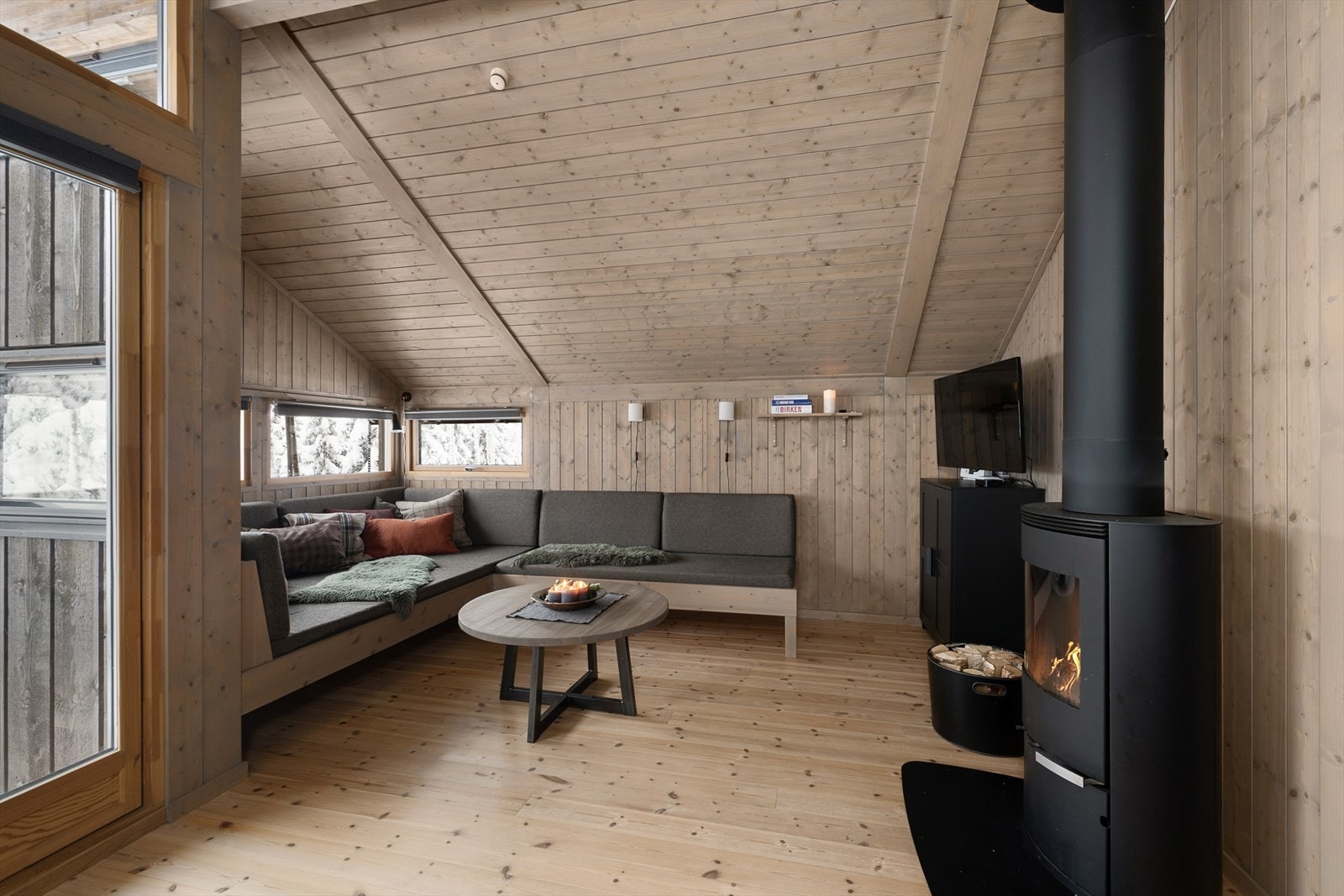 Peisovnen er fint plassert i forhold til både salong og spisestua. Galleribilde