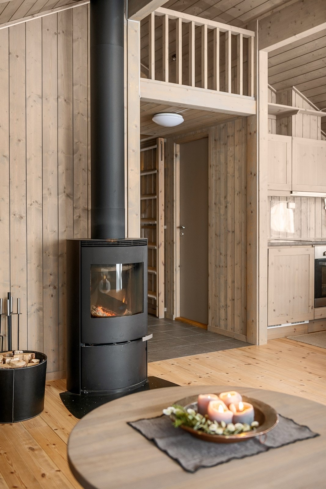 Hytta har en hems åpent ned mot stue. Adkomst via stige fra gangen. Galleribilde