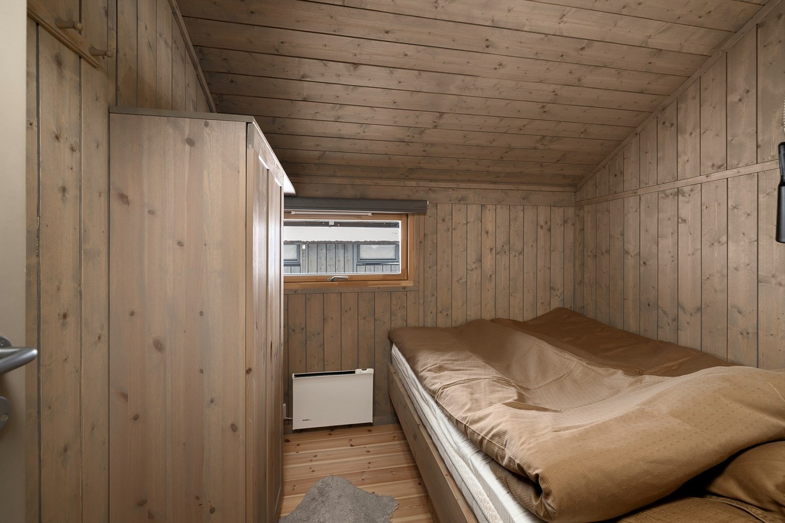 Hytta har tre soverom. Dette rommet har plass til dobbeltseng og garderobeskap. Galleribilde