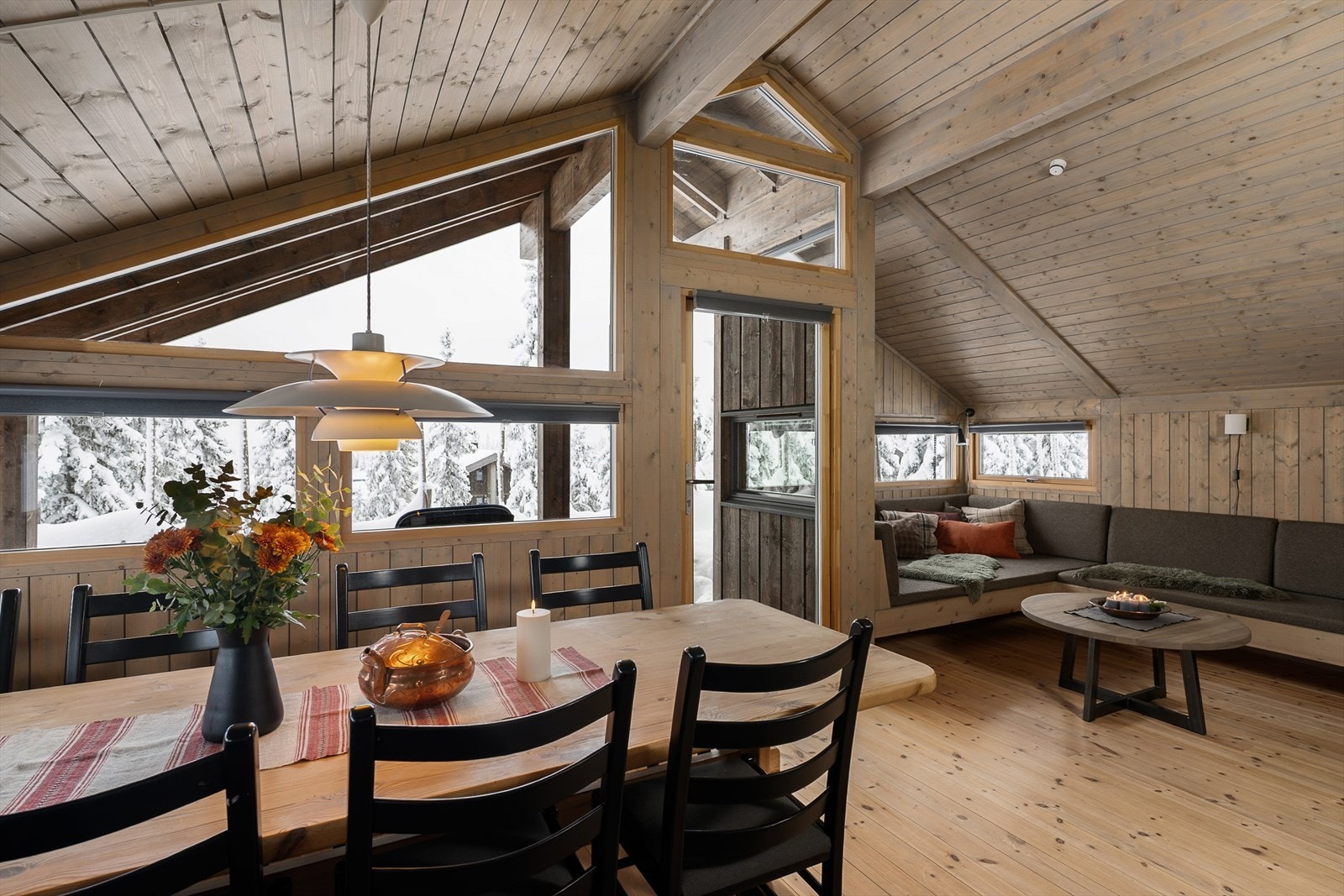 Gjennomgående beiset trepanel på vegger og i tak. Dette skaper en lun og klassisk atmosfære. Galleribilde