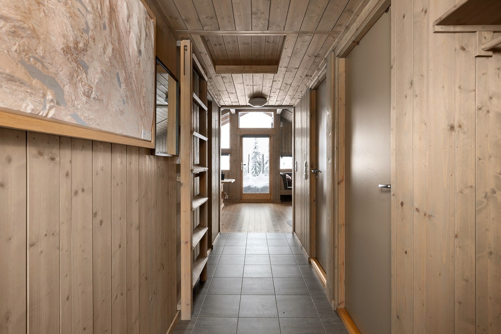 Fra entreen er det adkomst til tre soverom og bad. Galleribilde