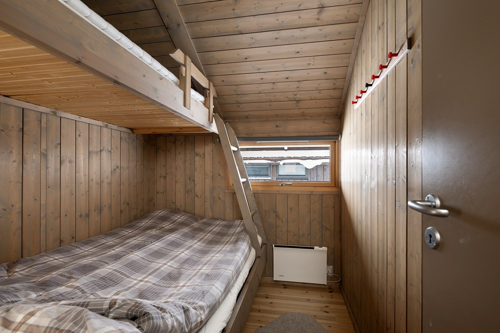 Det andre soverommet er innredet med en praktisk, plassbygd køyeseng. Galleribilde