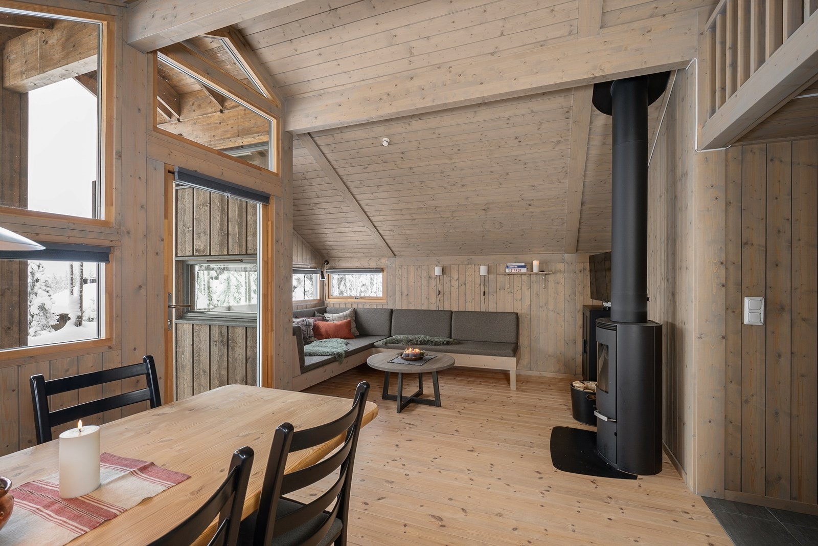 En sentralt plassert vedovn sørger for både god varme og den riktige stemning. For øvrig varmes hytta opp med elektrisk fyring. Galleribilde