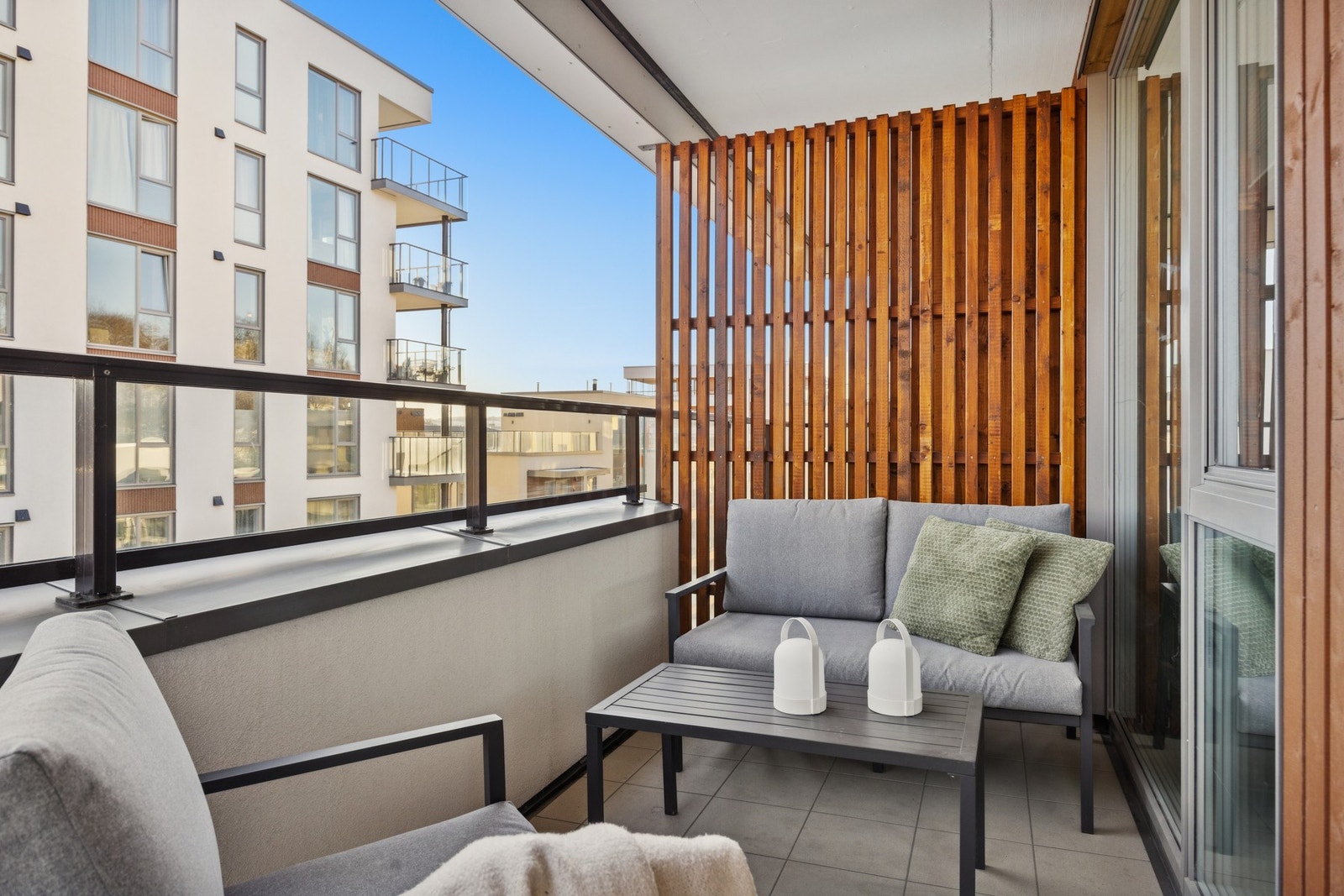 Balkongens størrelse gir mulighet for ulik utemøblement og soner. Galleribilde