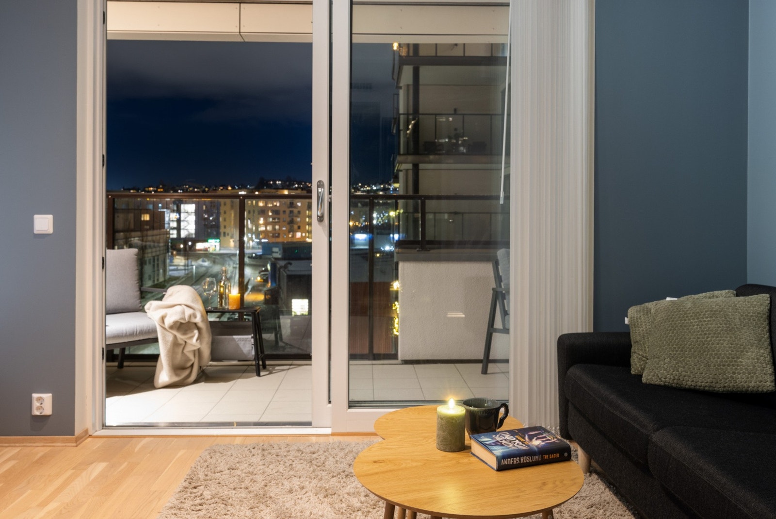 Balkongdør med 3-lags glass er datert 2021. Galleribilde