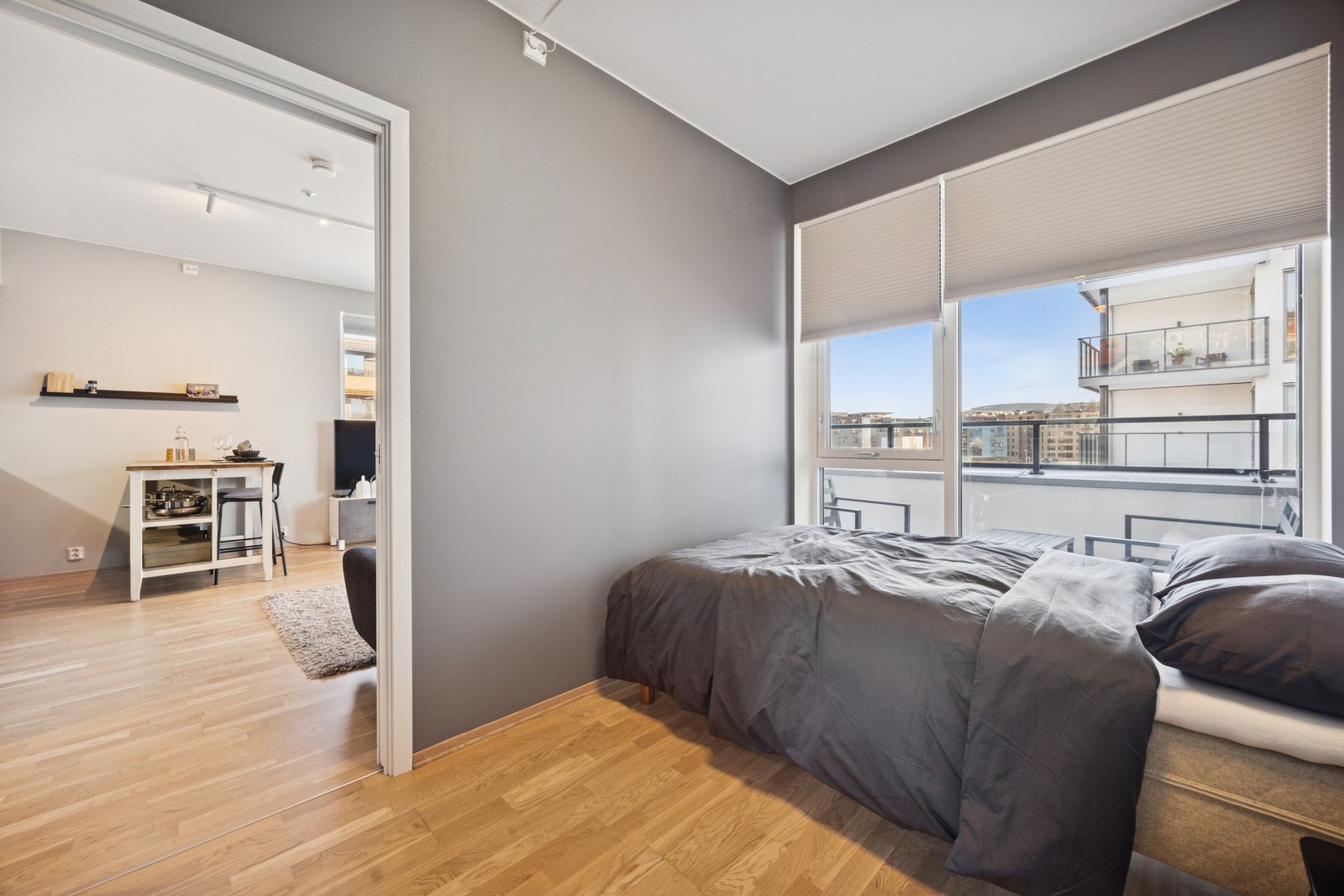 Leiligheten har to gode soverom plassert i hver sin ende av boligen. Galleribilde