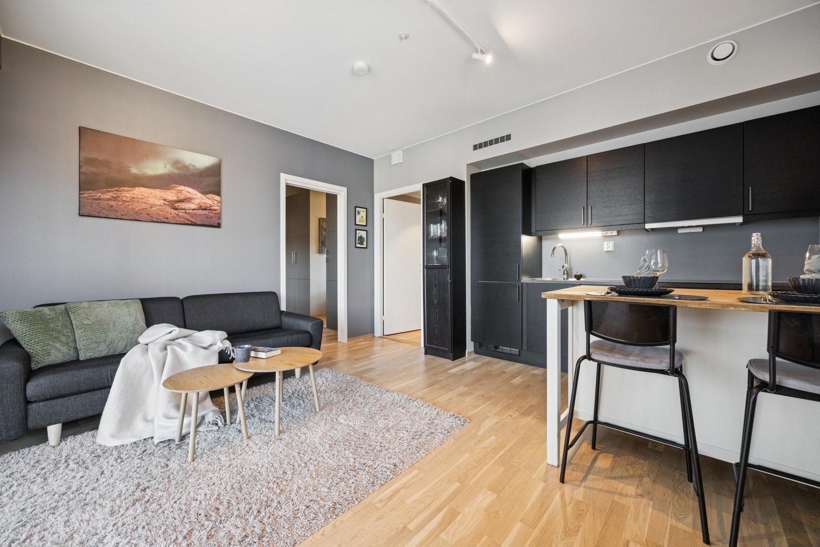 I tilknytning til kjøkkenet er det etablert en praktisk barløsning som gir både ekstra benkeplass og en hyggelig spiseplass. Galleribilde