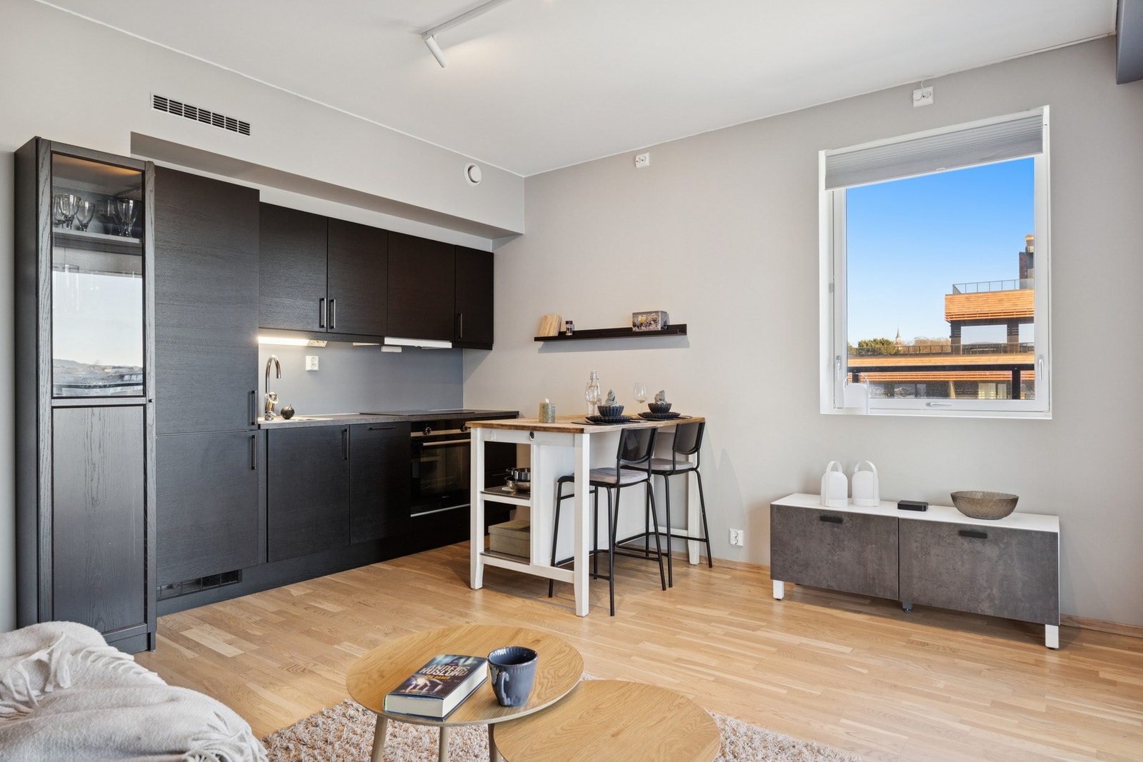 Kjøkkenet er innredet med plane fronter og laminert benkeplate. Galleribilde