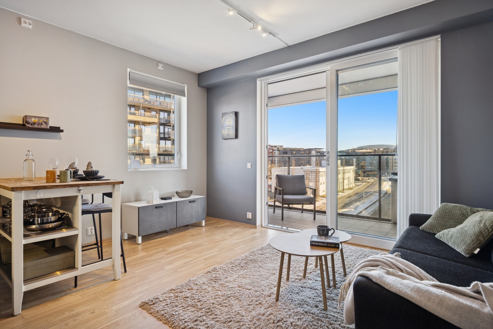 Store vindusflater som slipper inn rikelig med naturlig lys til stuen. Galleribilde