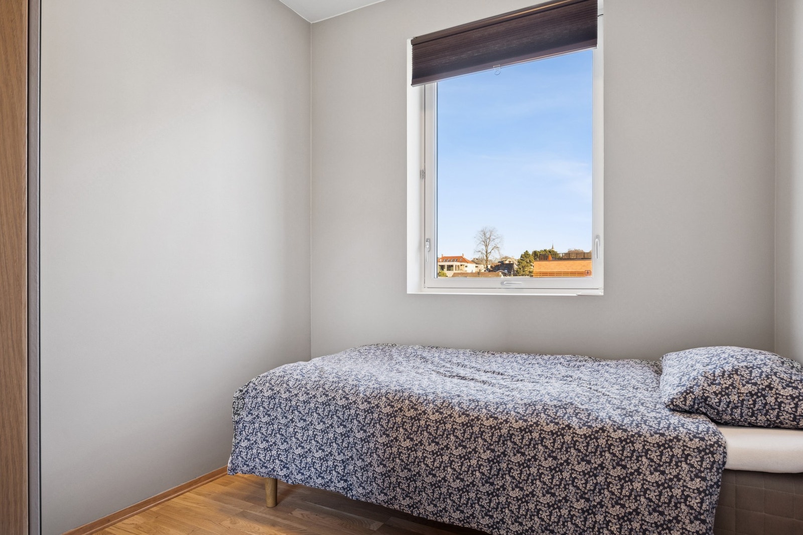 Soverom 2 er på ca. 6,3 m² og er også innredet med garderobeskap. Galleribilde