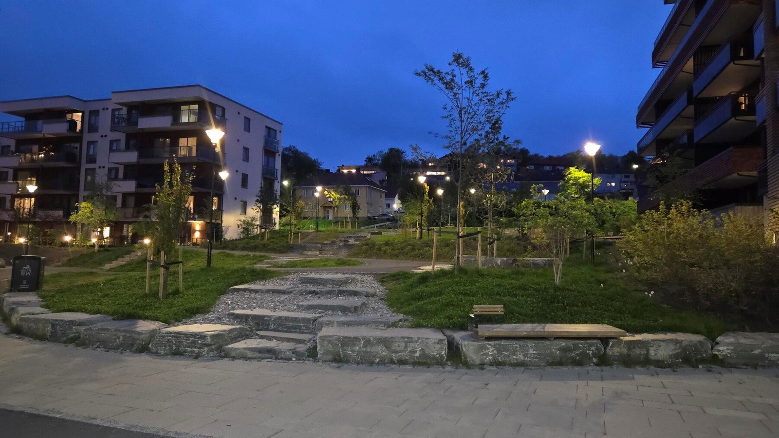 Flott opparbeidede felles uteområder rundt bebyggelsen.
(Selgers private bilde.) Galleribilde