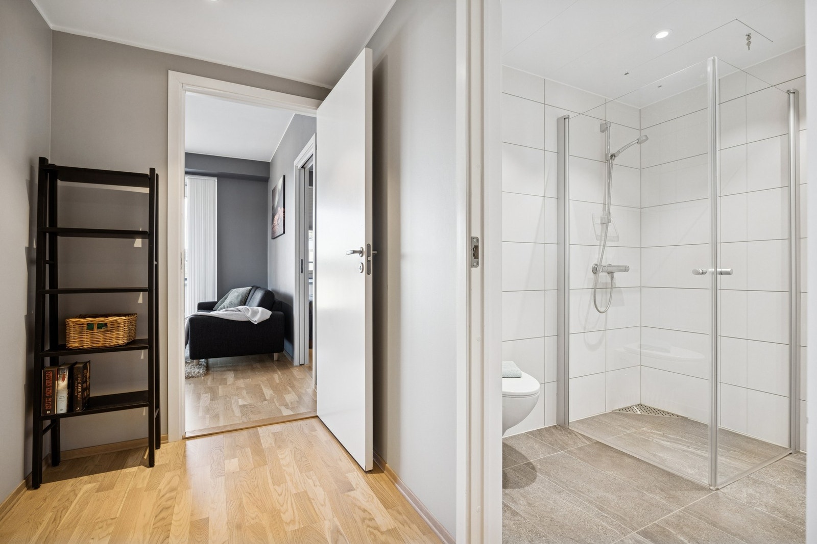 Baderommet er praktisk plassert ved entréen og adskilt fra stue- og kjøkkenløsningen. Galleribilde