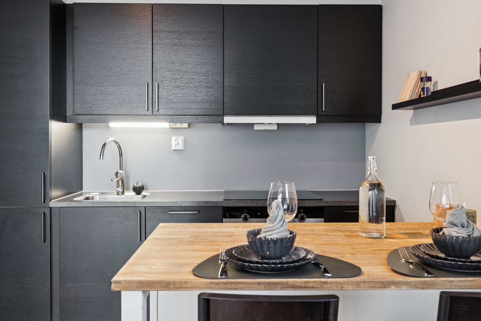 Kjøkkenet har integrert oppvaskmaskin og kjøl-/fryseskap. Galleribilde