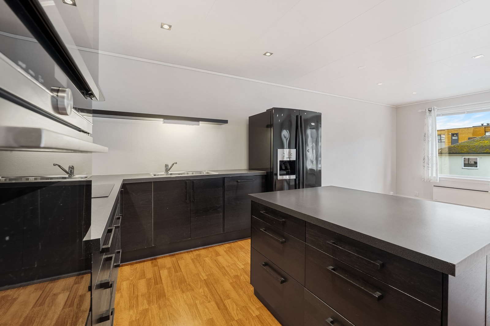 Kjøkkeninnredning med god skap- og benkeplass. Galleribilde