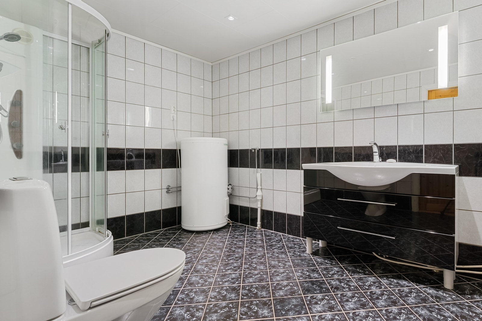 Stort bad med opplegg for vaskemaskin. Galleribilde