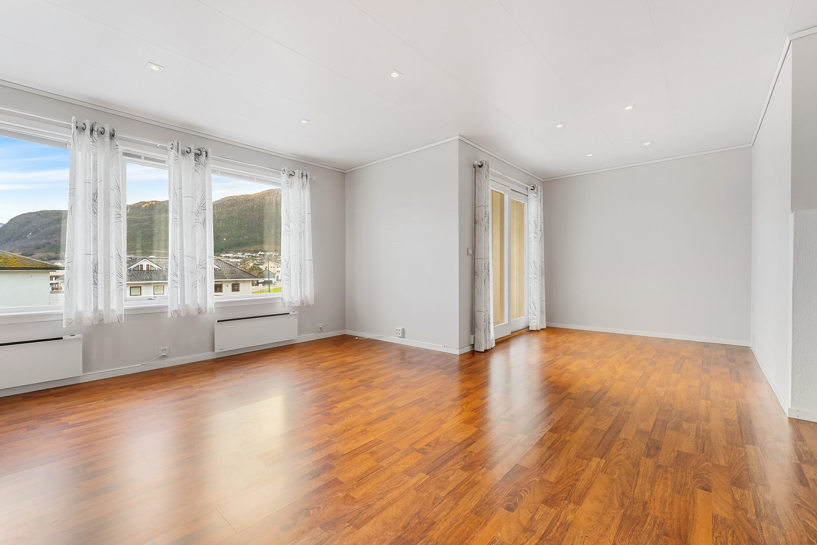 Utgang til veranda fra stuen. Galleribilde