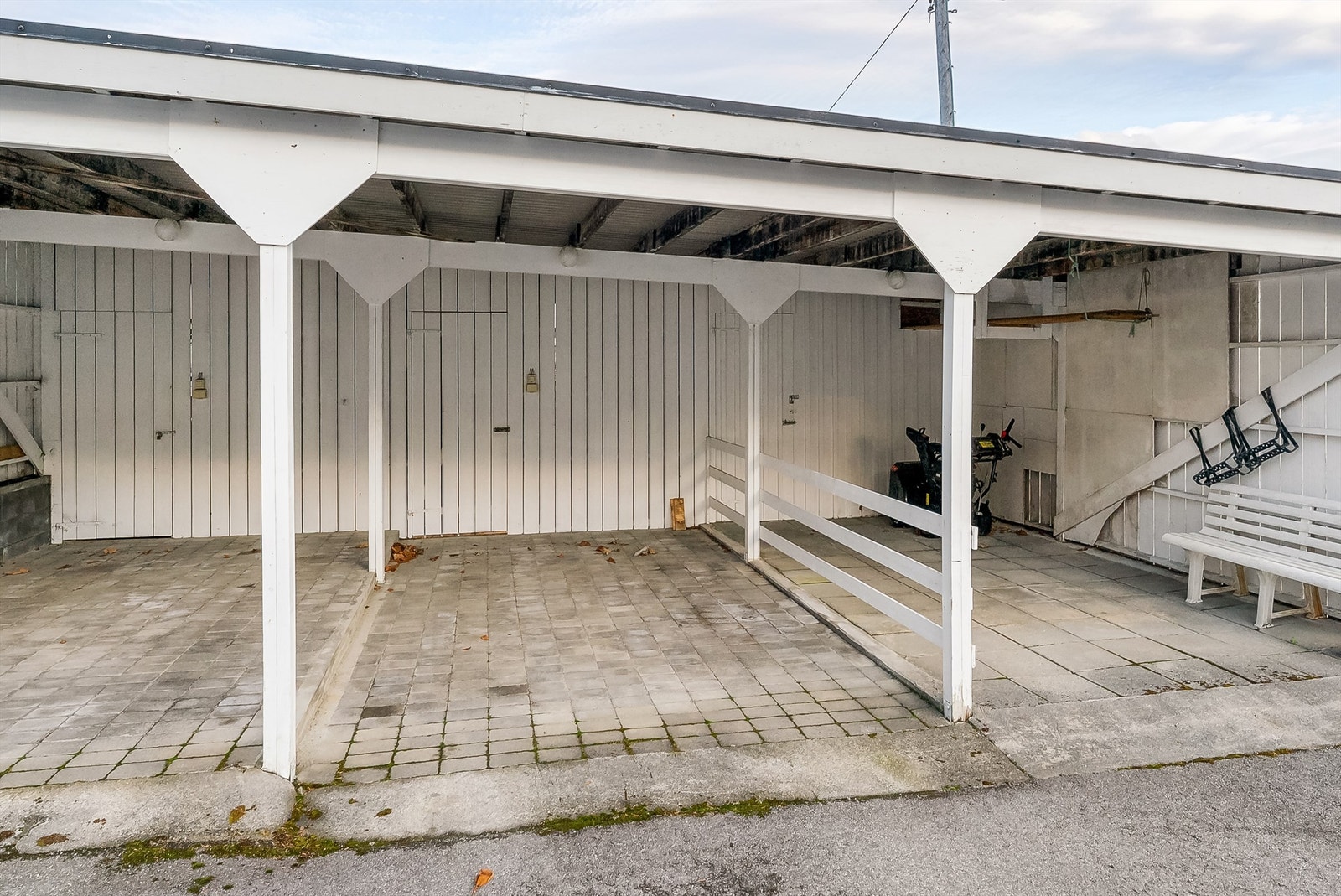 Carport med tilhørende bod. Det er også en bod ved leilighetens inngangsparti. Galleribilde