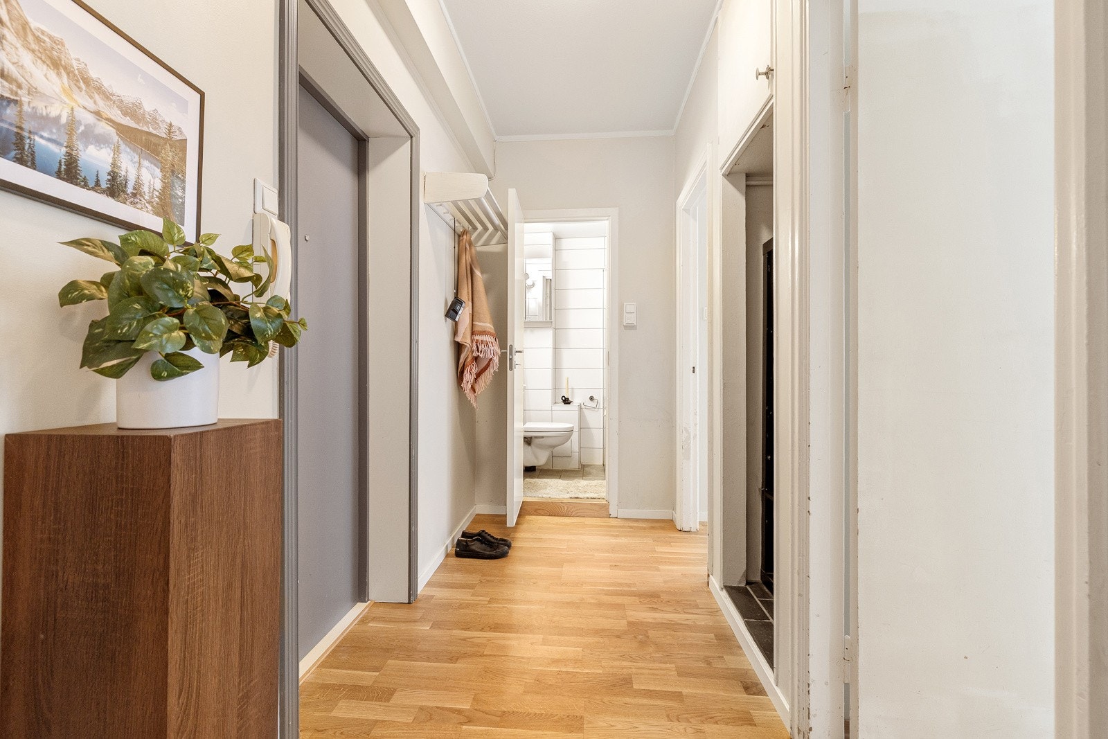 Entréen fremstår lys og byr på mulighet for praktiske garderobeløsninger. Ekstern lagringsplass med boder i kjeller på totalt ca. 4 kvm Galleribilde