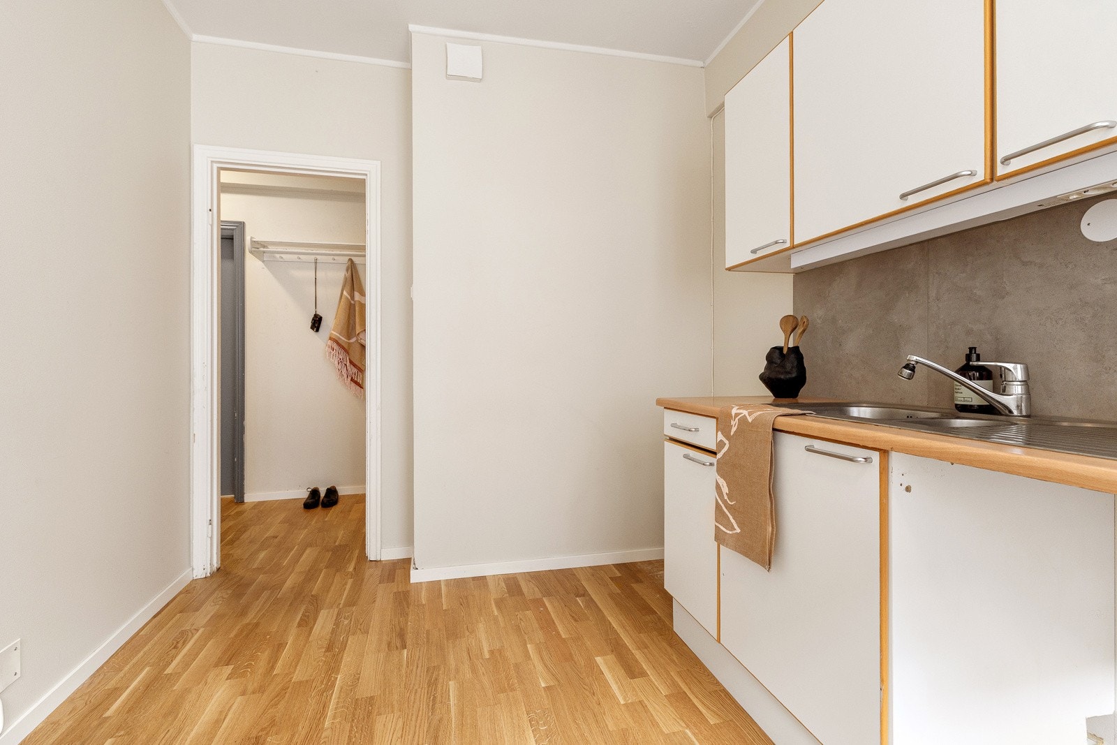 Innredning med ventilator med omluftfunksjon/kullfilter i kombinasjon med mekanisk avtrekk over stekesonen og opplegg for oppvaskmaskin, komfyr og kjøl/fryseskap Galleribilde