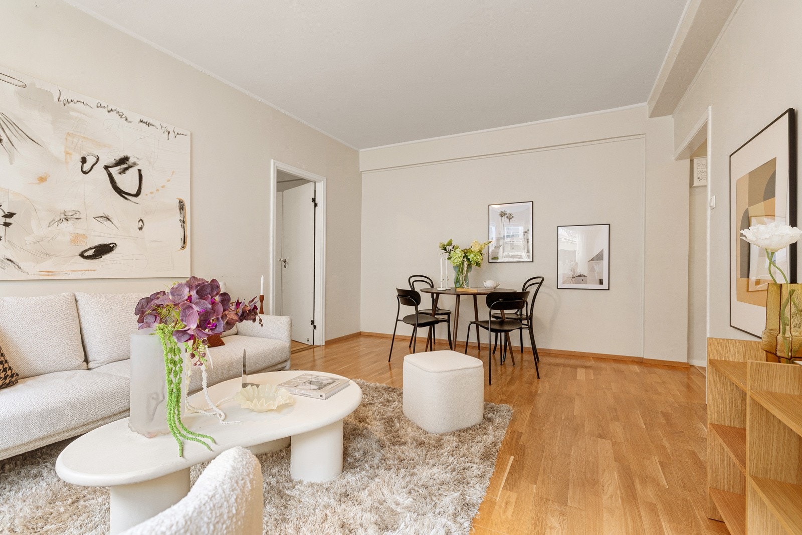 God plass til både sofasone og spisebord Galleribilde