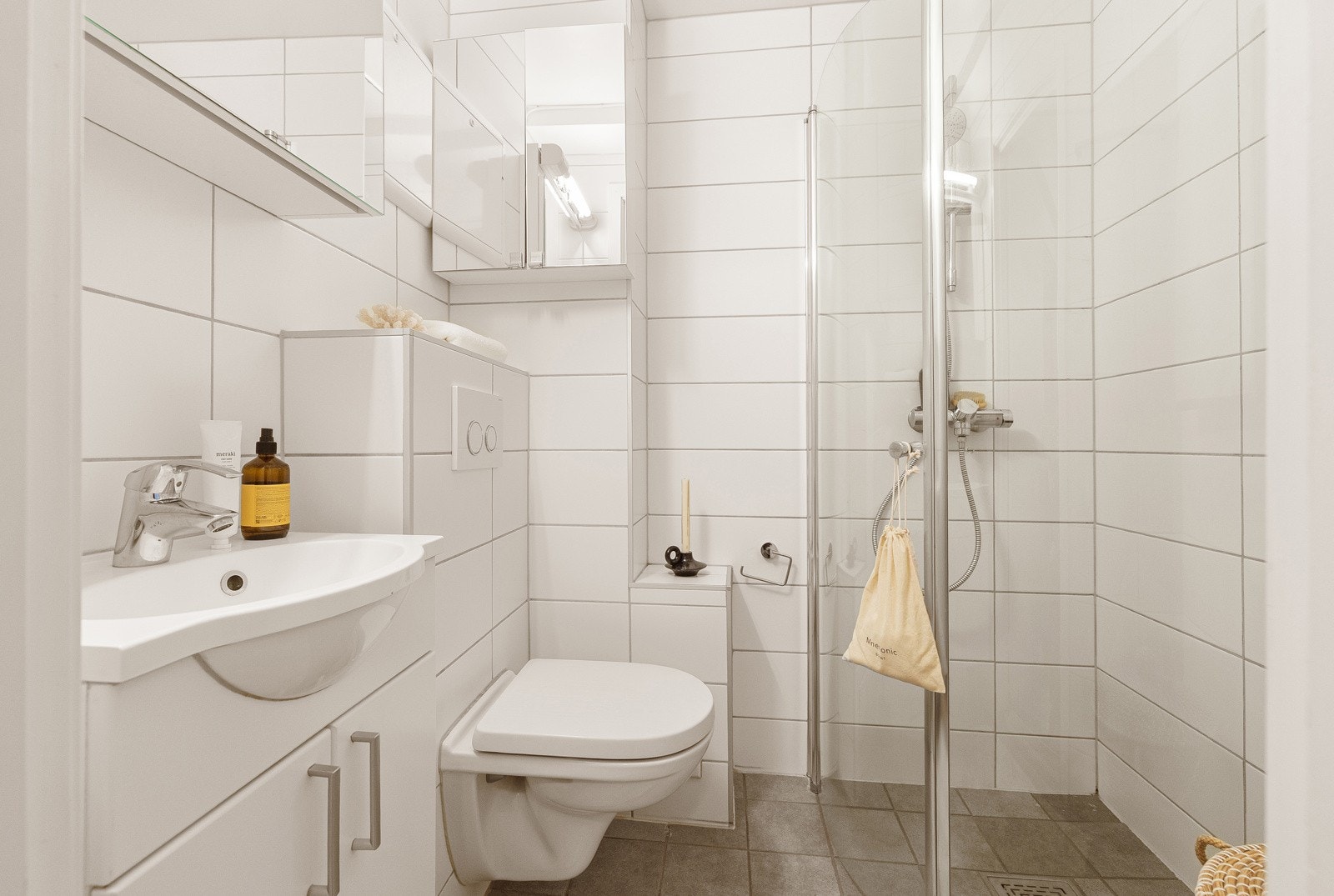 Badet er utstyrt med bl.a. veggmontert wc og dusjhjørne med krumme glassdører. Rommet har mekanisk avtrekk Galleribilde