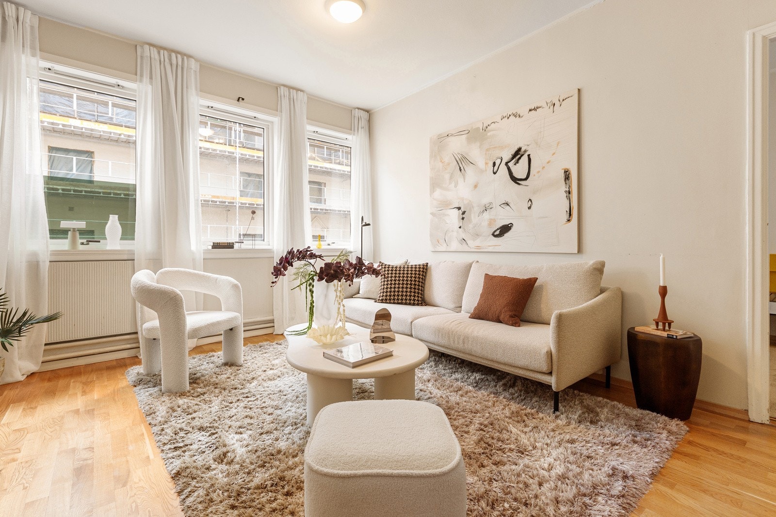 Romslig stue som danner et sosialt og funksjonelt oppholdsrom. Ifølge balkongsøknaden vil dør til balkong nr. 1 bli etablert med utgang fra stuen Galleribilde