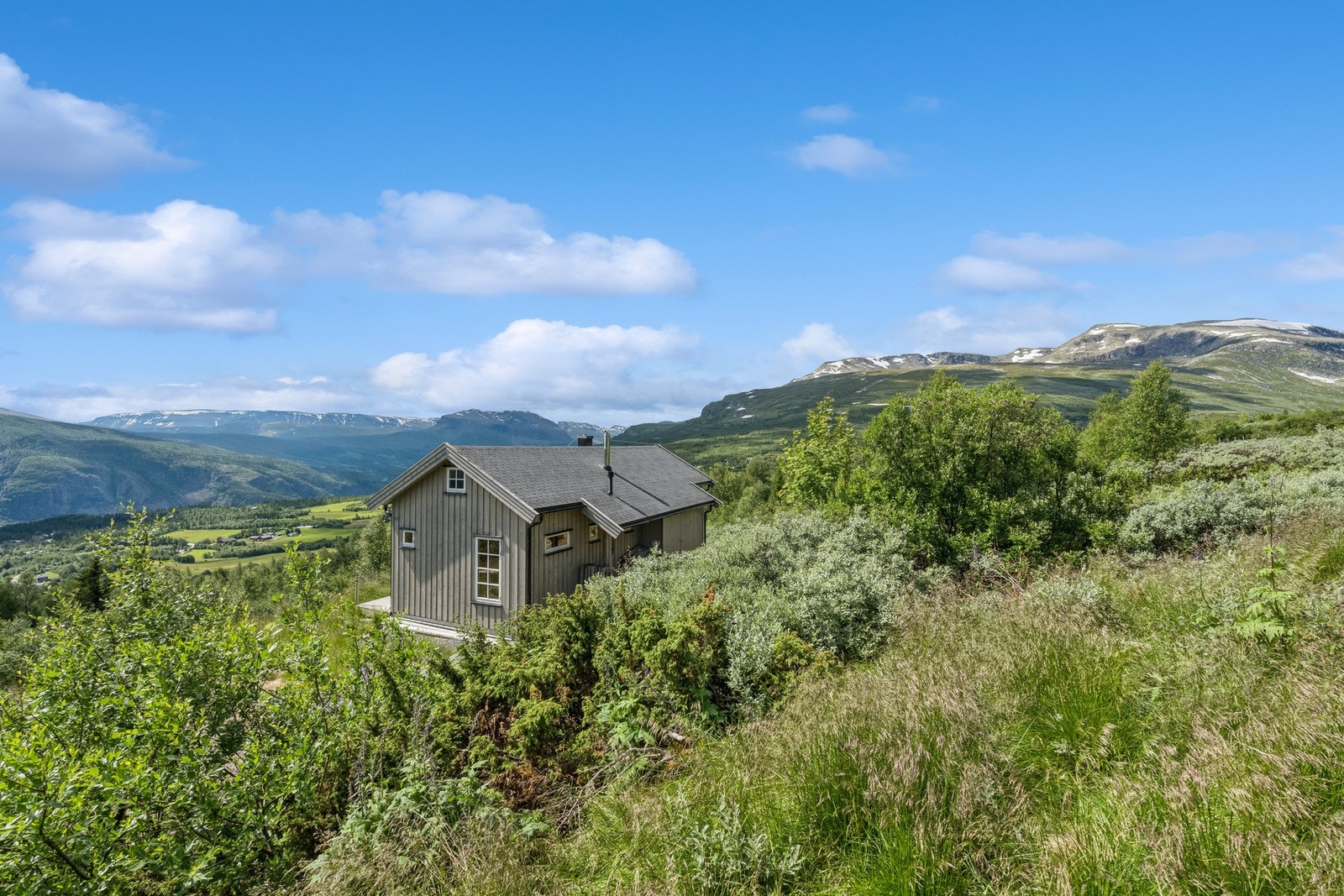 Hytta er bygget over en etasje og hems, byggeår 2013. Galleribilde