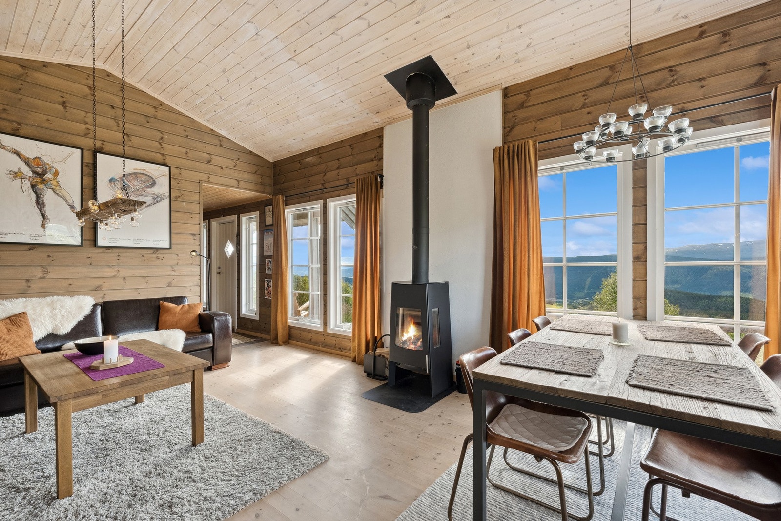 Innbydende stue med lun atmosfære
Foto: EFKT (Tor Solberg) Galleribilde