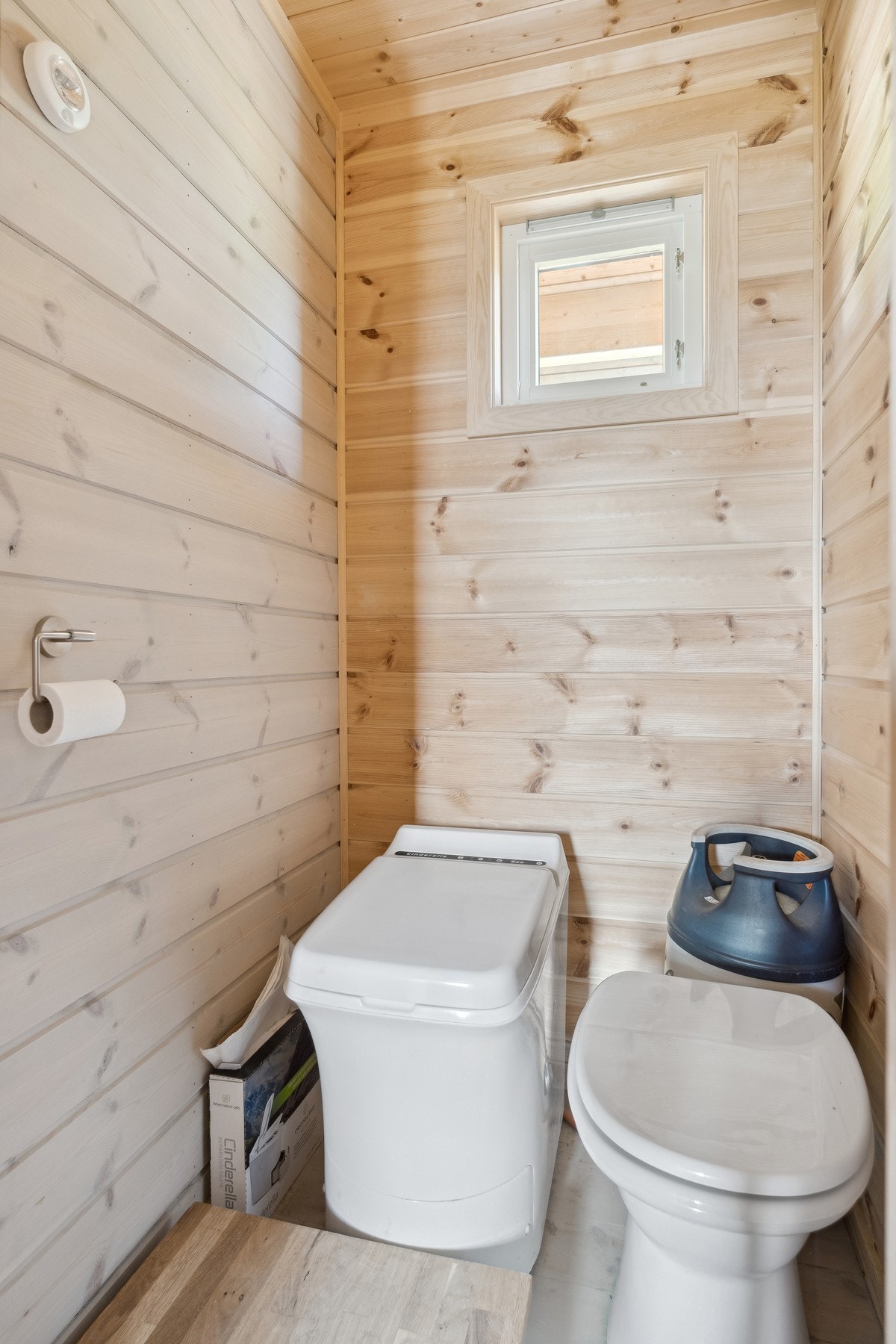Toalettrom har heltregulv, trepanel på vegger og himling. Montert forbrenningstoalett og urintoalett. Galleribilde