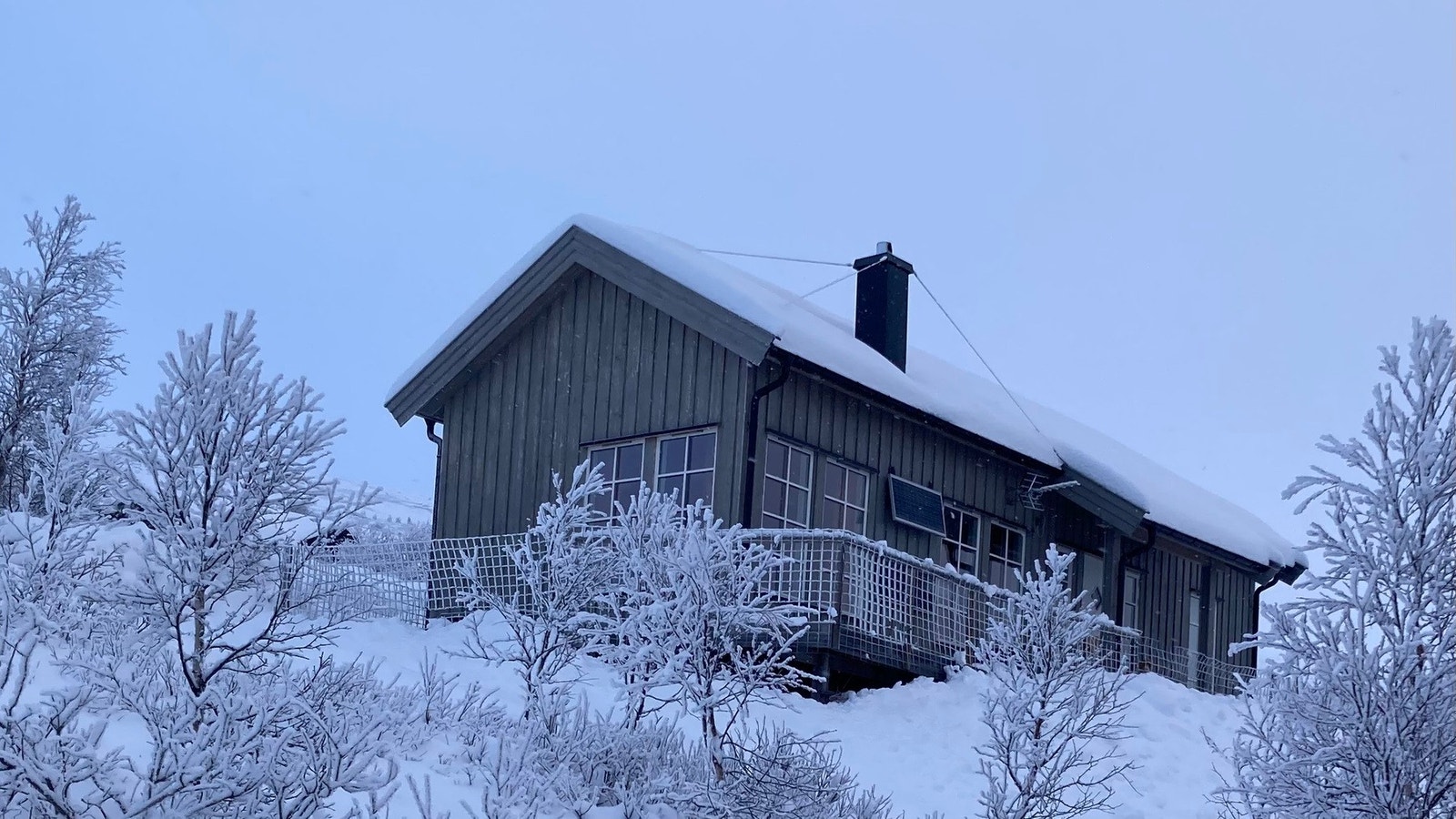 Eiendommen ligger usjenert ovenfor Heensåsen like ved Dalstølen ved foten av Slettefjell, i området øst for dalføret i Vang kommune. Galleribilde