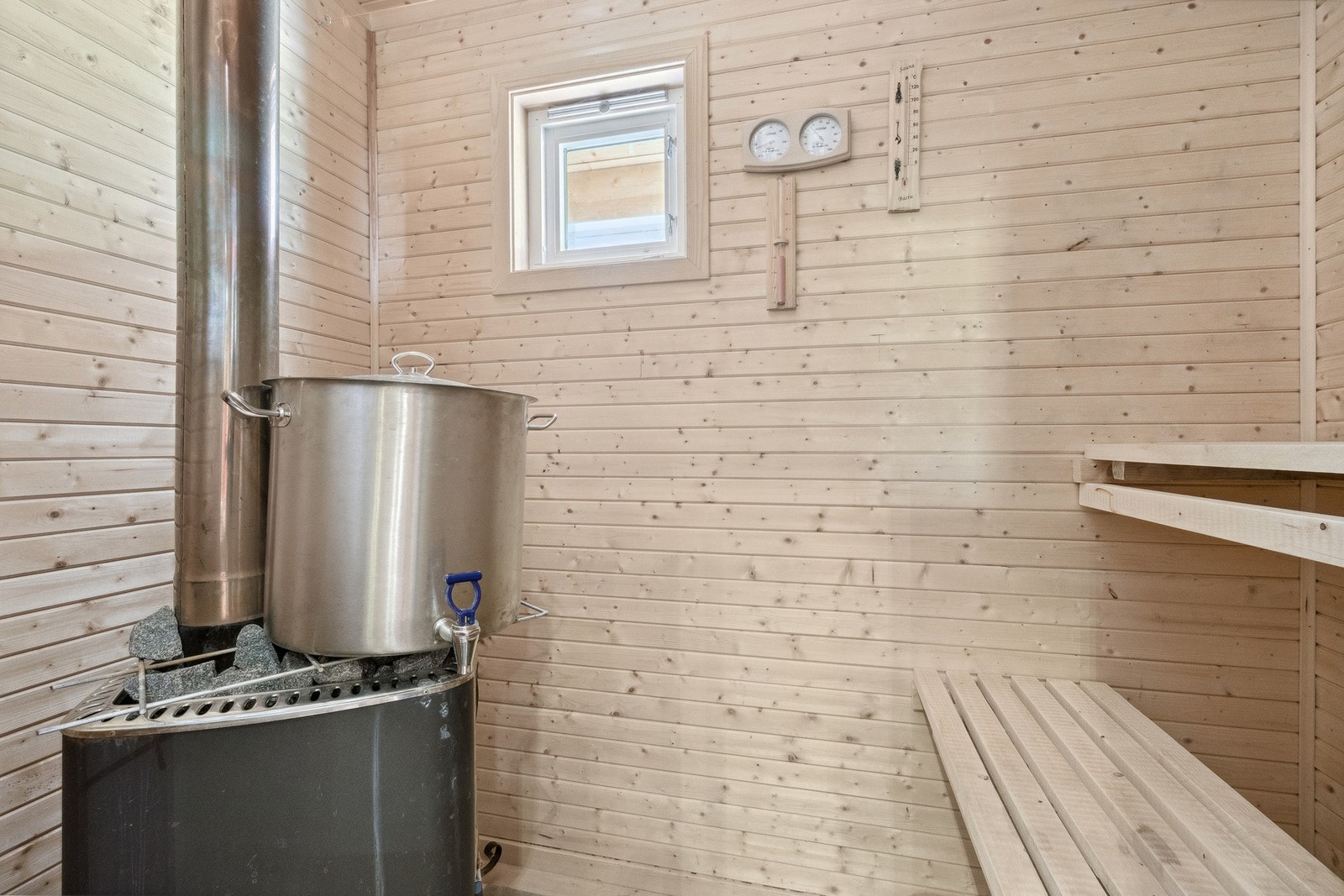 Badstue har gulv belagt med heltregulv, vegger og himling er kledd med trepanel. Vedfyrt badstueovn tilknyttet stålpipe. Galleribilde